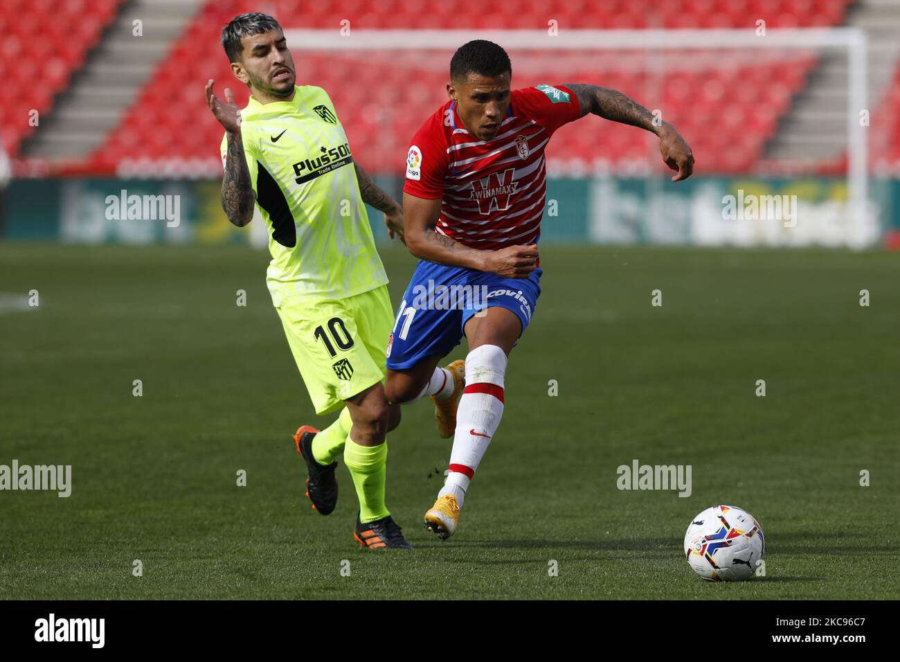 Darwin Machis aus Granada CF und Angel Correa aus Atletico de Madrid während des La Liga-Spiels zwischen Granada CF und Atletico de Madrid am 13. Februar 2021 im Stadion Nuevo Los Carmenes in Granada, Spanien. Fußballstadien in Spanien bleiben wegen der Coronavirus-Pandemie für Fans geschlossen. (Foto von Álex Cámara/NurPhoto) Stockfoto