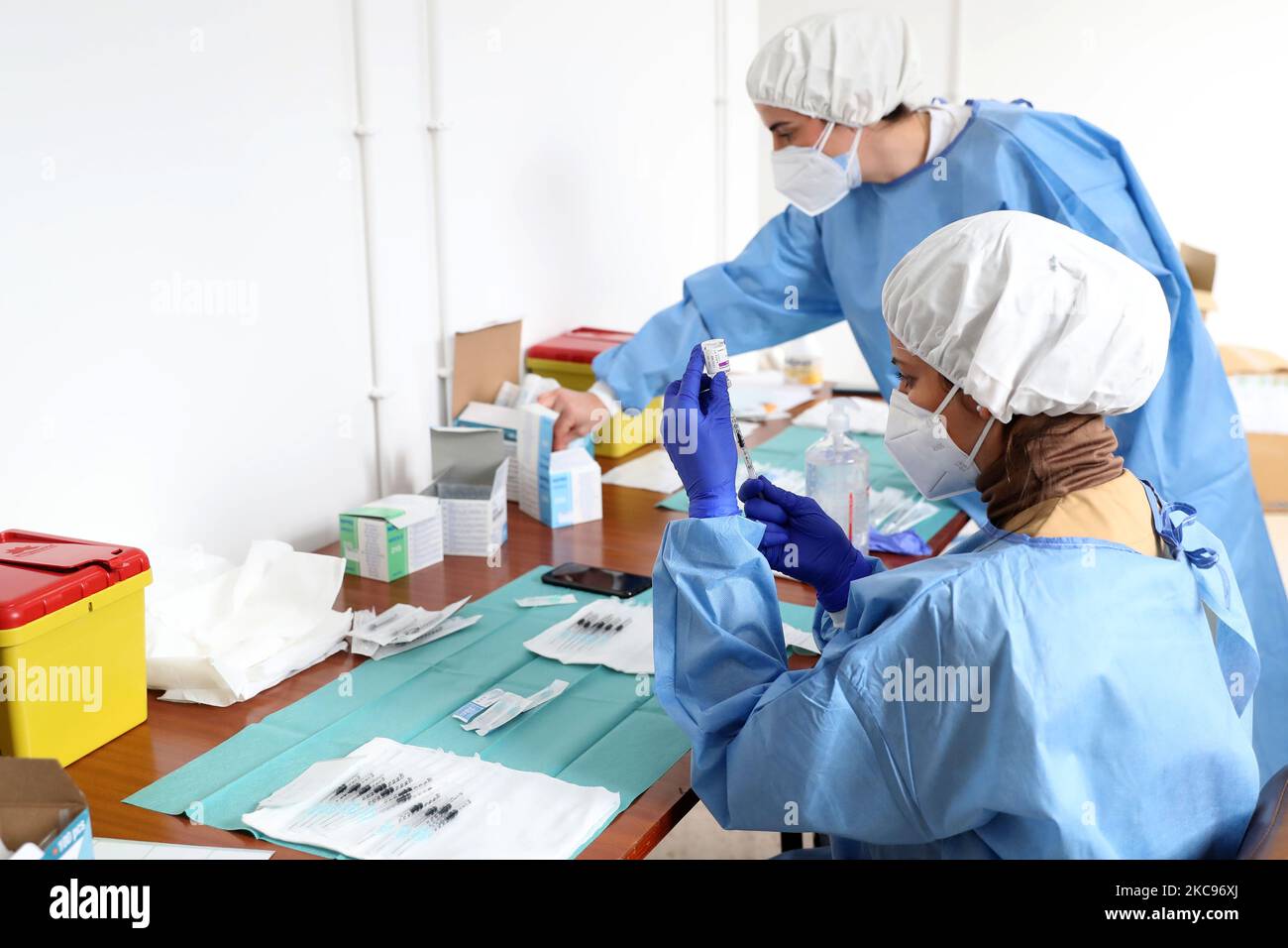 Gesundheitstechniker füllen am ersten Tag der Impfung der Sicherheitskräfte in der Militärbaracke von Conde de Lippe in Lissabon, Portugal, am 13. Februar 2021 Spritzen mit einer Dosis des Impfstoffs AstraZeneca Covid-19. (Foto von Pedro FiÃºza/NurPhoto) Stockfoto