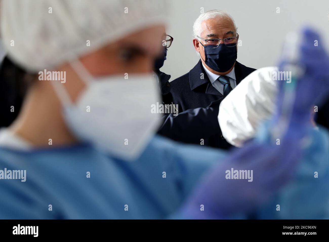 Der portugiesische Premierminister Antonio Costa sieht zu, wie ein Gesundheitstechniker am ersten Tag der Impfung der Sicherheitskräfte in der Militärbaracke von Conde de Lippe in Lissabon, Portugal, am 13. Februar 2021 eine Spritze mit einer Dosis des Impfstoffs AstraZeneca Covid-19 füllt. (Foto von Pedro FiÃºza/NurPhoto) Stockfoto