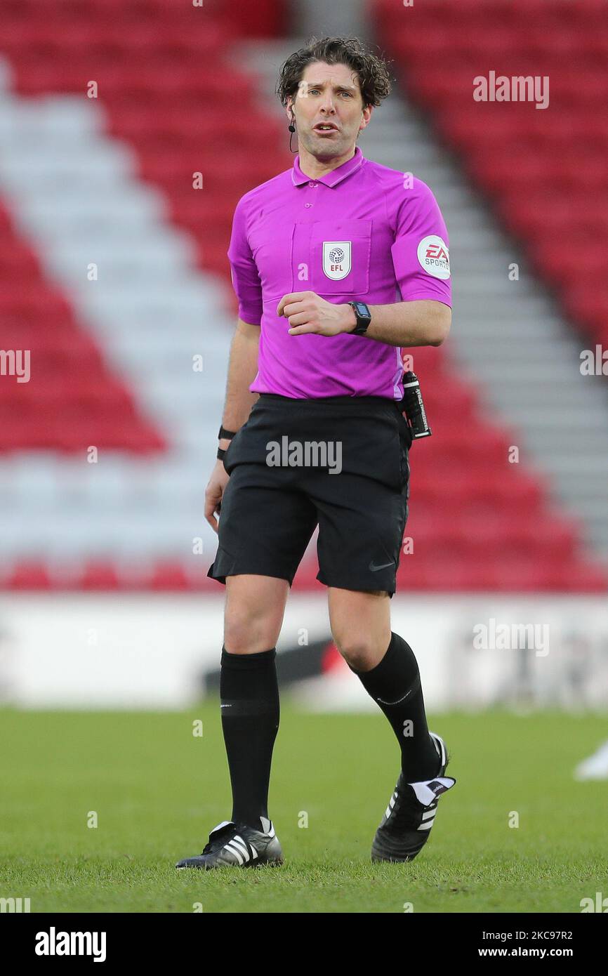 Schiedsrichter Neil Hair während des Sky Bet League 1-Spiels zwischen Sunderland und Doncaster Rovers am 13.. Februar 2021 im Stadium of Light, Sunderland, England. (Foto von Mark Fletcher/MI News/NurPhoto) Stockfoto