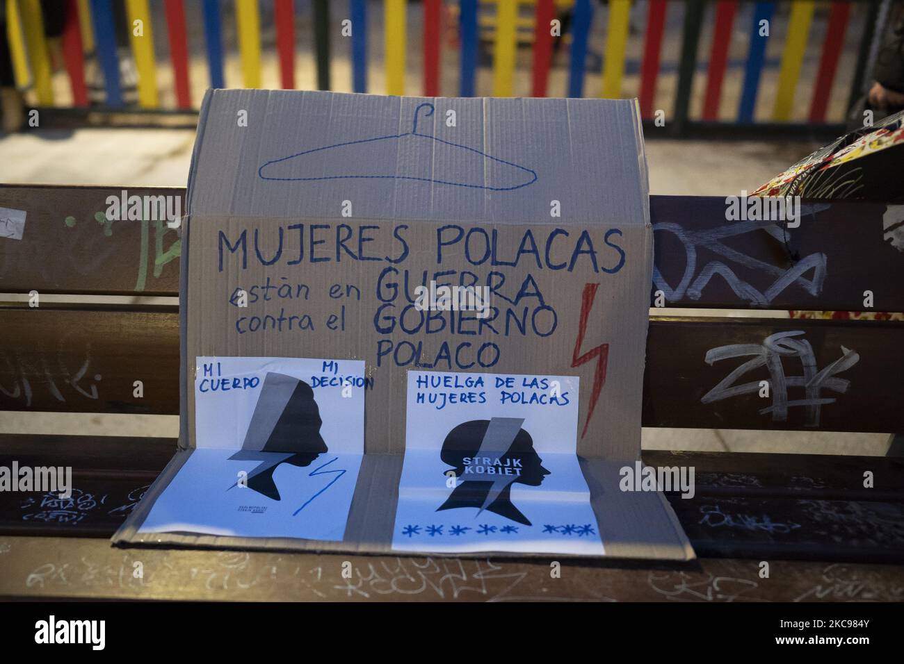 Demonstranten protestieren am 13. Februar 2021 in Madrid, Spanien, zur Unterstützung polnischer Frauen und gegen Polens neues Anti-Abtreibungsgesetz, eines der restriktivsten Anti-Abtreibungsgesetze in Europa. (Foto von Oscar Gonzalez/NurPhoto) Stockfoto