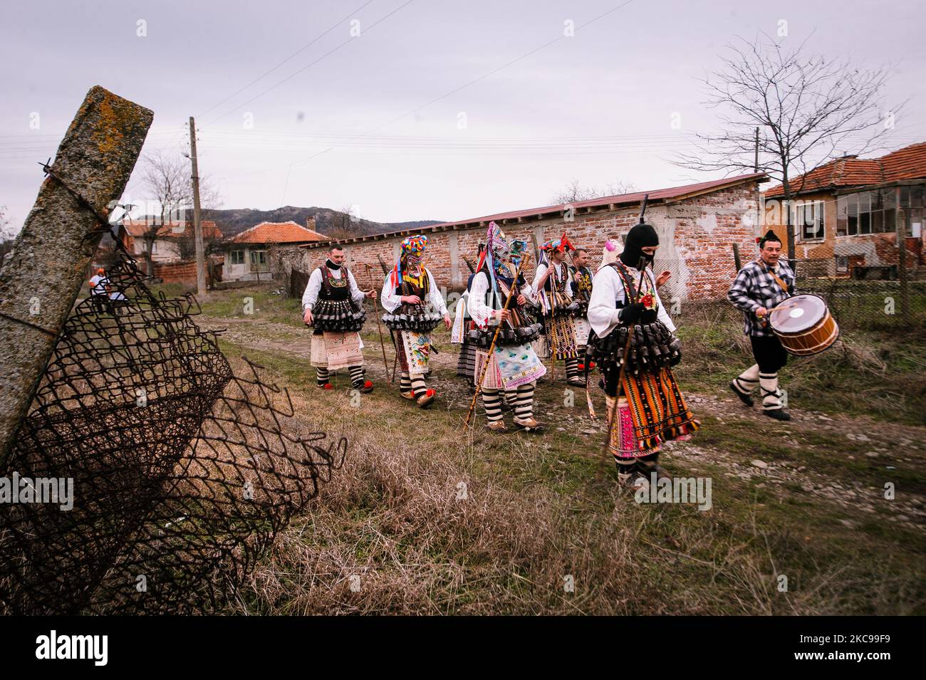 Pobeda Village, Yambol. Bulgarien. Männer, die als unheimliche Kreaturen verkleidet sind, gehen durch das Dorf Pobeda, Bezirk Yambol, Bulgarien, um Häuser zu besuchen und die bösen Geister zu vertreiben. Die alte bulgarische Tradition von Kuker wurde in der Zeit zwischen Winter und Frühling, zu Beginn des neuen Landwirtschaftsjahres, durchgeführt. Die Masken sind einzigartig für jede Region des Landes, aber in der Regel mit großen Glocken, bunten Textilien und Tierfellen. Es gibt Rollen unter den Kuker-Gruppen wie der Ältere, die Braut, der Arzt, der Bär und so weiter. Die „Kuker“ schlugen symbolisch die Hausbesitzer mit Stockfoto