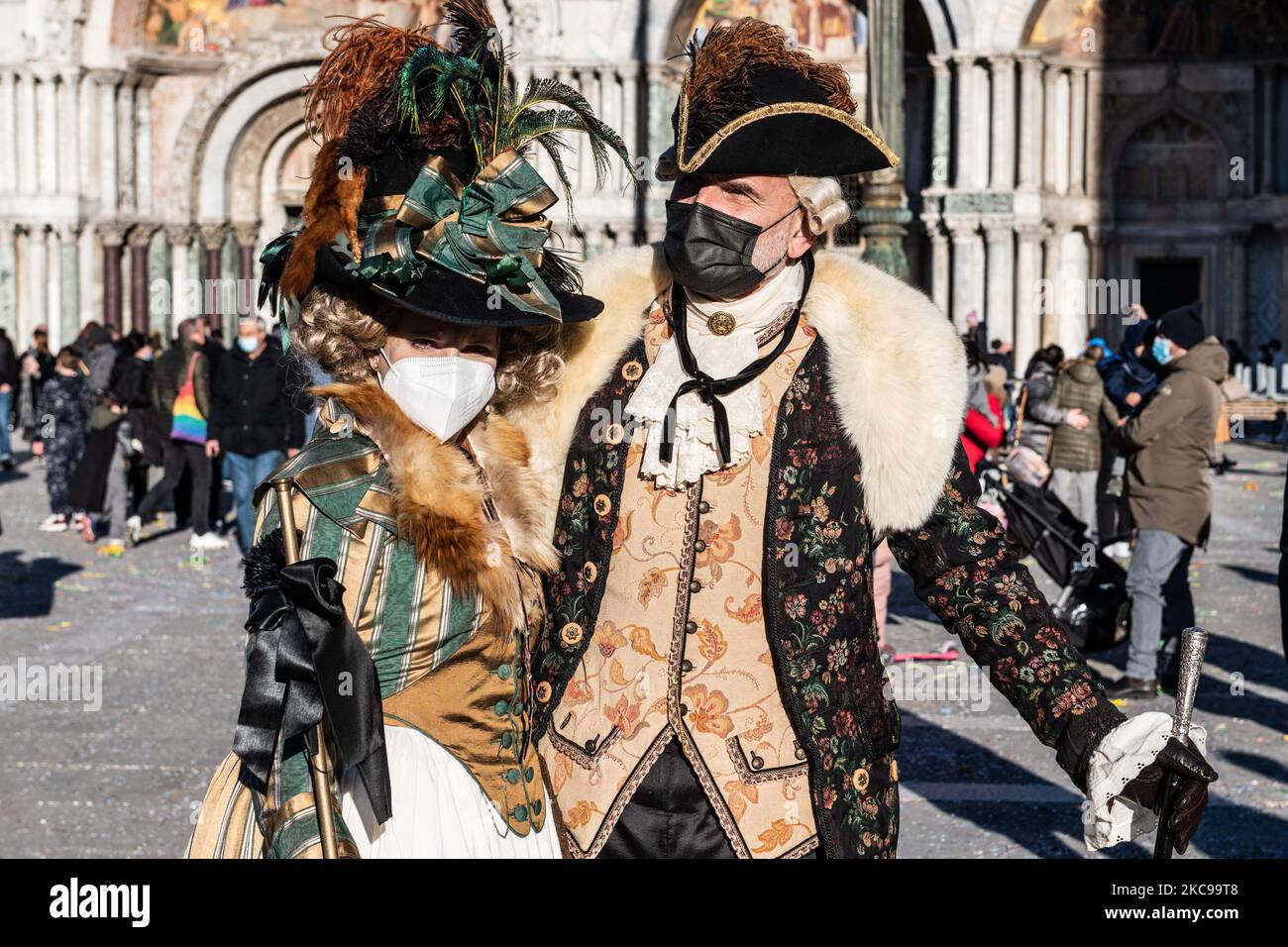 Touristen tragen ein Karnevalskostüm und posieren, um von der Gegenwart auf dem Platz am 14. Februar 2021 in Venedig, Italien, fotografiert zu werden. (Foto von Giacomo Cosua/NurPhoto) Stockfoto