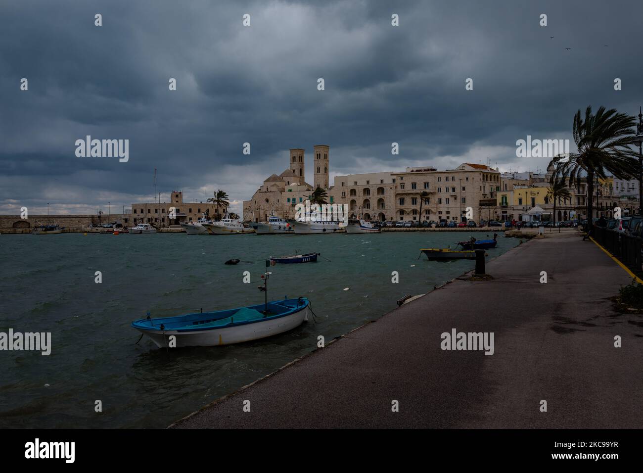 Starke, kalte Windböen im Hafen von Molfetta, 14. Februar 2021 in Molfetta. Burian ist auch in Apulien angekommen und hat Schneefall, niedrige Temperaturen, bewölkten Himmel und starke Böen des Mistrals mit sich gebracht. Mit der kalten Luftmasse, die aus den russischen Steppen kam, begannen die ersten Schneefälle in den bergigen und hügeligen Gebieten Apuliens. (Foto von Davide Pischettola/NurPhoto) Stockfoto