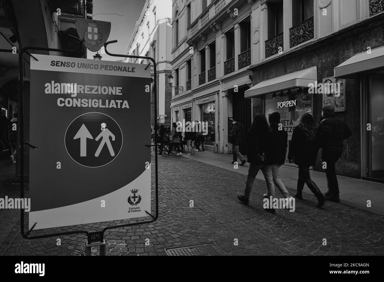 (ANMERKUNG DER REDAKTION: Bild wurde in Schwarzweiß umgewandelt) auf dem Bild das Schild, das auf die Fußgängereinbahnstraße hinweist, die in Padua in der Via Roma eingerichtet wurde, um Menschenmassen zu vermeiden. Mit dem Inkrafttreten der gelben Zone, die die Wiedereröffnung von Bars und Geschäftsräumen ermöglicht, haben sich die Menschen in die Einkaufsstraßen gegossen. Dies hat jedoch dazu geführt, dass es unvermeidlich zu nicht-freiwilligen Versammlungen kam. Um all dies zu vermeiden, hat die Gemeinde Padua beschlossen, eine bemannte Einbahnstraße zu errichten, die von Freiwilligen des Katastrophenschutzes und Polizeibeamten, die die Aufgabe haben, die Zugänge zur Via zu kontrollieren, besetzt wird Stockfoto