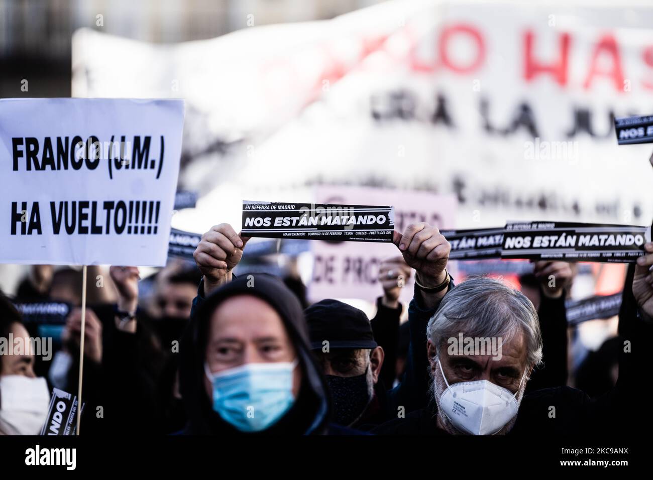 Beliebte Spaziergänge durch die Straßen von Madrid, Spanien am 14. Februar 2021, zur Verteidigung der öffentlichen Dienstleistungen. Auf dem Foto halten die Demonstranten ein Transparent mit dem Motto „Sie töten uns“. Die Demonstration, die vor einigen Wochen von der Regierungsdelegation aufgrund von Einschränkungen durch Covid-19 ausgesetzt wurde, wurde in 4 Konzentrationen in verschiedenen Teilen von Madrid umgewandelt, zur Verteidigung der Stadtteile, zur Verteidigung des öffentlichen Verkehrs, zur Verteidigung der Gesundheit und der Jugend. (Foto von Jon Imanol Reino/NurPhoto) Stockfoto