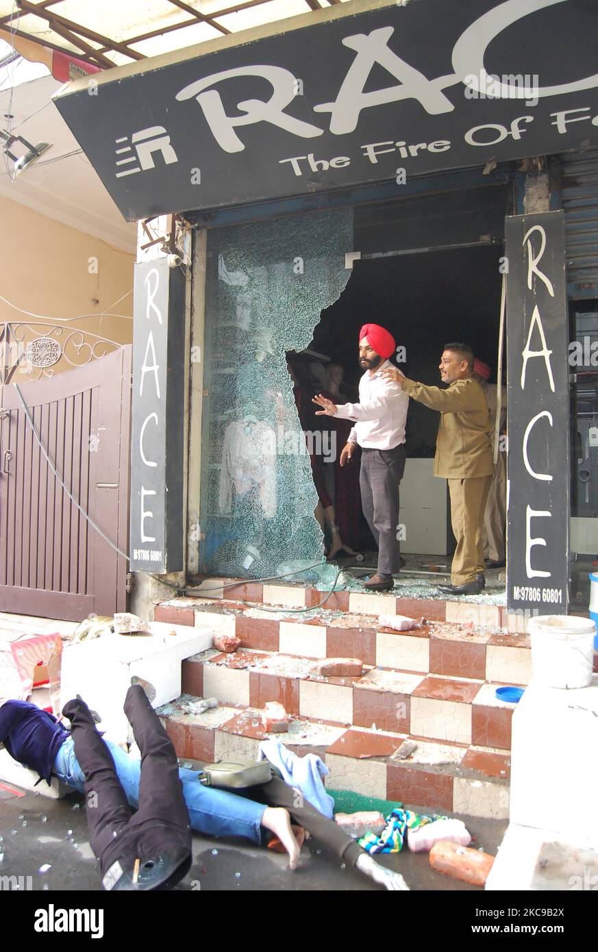 AMRITSAR, INDIEN - 4. NOVEMBER: Ein Blick auf das mutmaßlich von dem Beschuldigten geführte, am 4. November 2022 in Amritsar, Indien, erschießende Geschäft auf den schiitischen Sena Taksali-Führer Sudhir Suri in Gopal Nagar. Die Schießerei fand vor einem Tempel statt, als sie gegen die Behörden des Tempels protestierte, nachdem einige gebrochene Idole im Müll außerhalb des Tempelgeländes entdeckt wurden. Suri stand Berichten zufolge auf einer Hitliste und er hatte bereits Wachen, um ihn zu beschützen. Der mutmaßliche Angreifer wurde von der Menge festgenommen und später von der Polizei in Gewahrsam genommen. Sandeep Singh wurde als der Verdächtige bei identifiziert Stockfoto