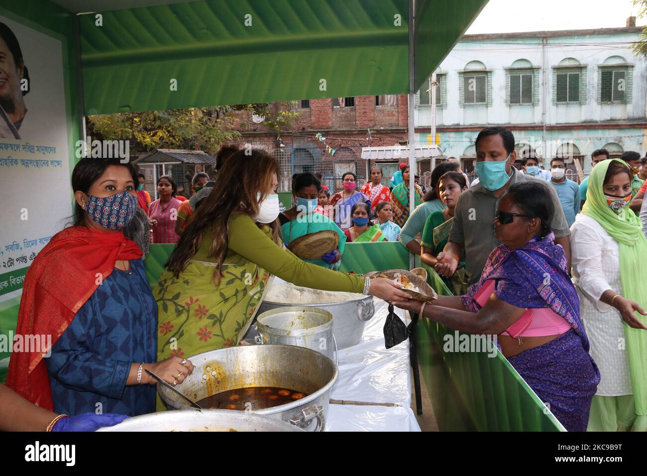 Schauspielerin und MLA Nayana Banerjee verteilen INR ..RS.5/ Mahlzeit nach der virtuellen Einweihung der westbengalen Chefministerin Mamata Banerjee am 15,2021. Februar in Kalkata. Vor den Parlamentswahlen im Bundesstaat hat die westbengalische Chefministerin Mamata Banerjee am Montag praktisch das „Maa“-Programm eingeführt, nach dem ihre Regierung den Armen eine Mahlzeit zu einem nominellen Preis von 5 Rs zur Verfügung stellen würde.Sie wird eine Platte Reis, Dal, Ein Gemüse- und Eierlikum für 5 Rs, sagte sie und fügte hinzu, dass die Landesregierung eine Subvention von 15 Rs pro Teller tragen werde.Selbsthilfegruppen werden die Küchen von 1 bis 3 Uhr bedienen Stockfoto