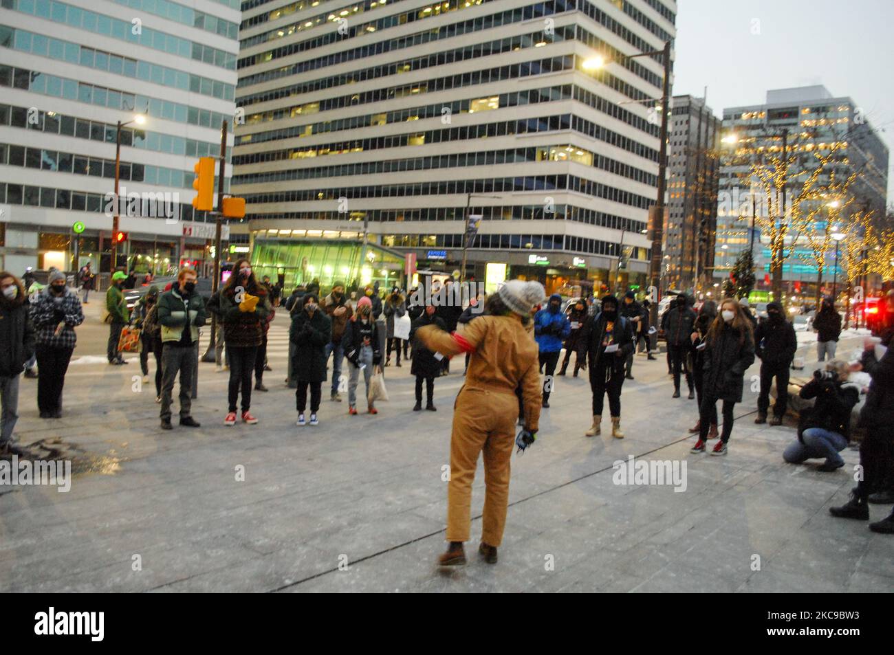 Philadelphians Rall vor dem Rathaus, bevor er am 12. Februar 2021 zum Rundhaus an der Kreuzung von 8. und Race Streets in Philadelphia, PA, marschierte. (Foto von Cory Clark/NurPhoto) Stockfoto
