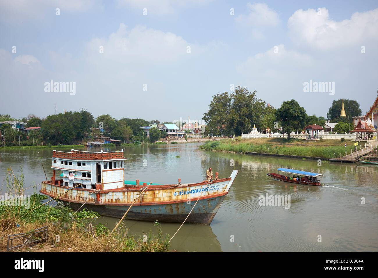 Rostboot auf dem Fluss in Ayutthaya Thailand Stockfoto