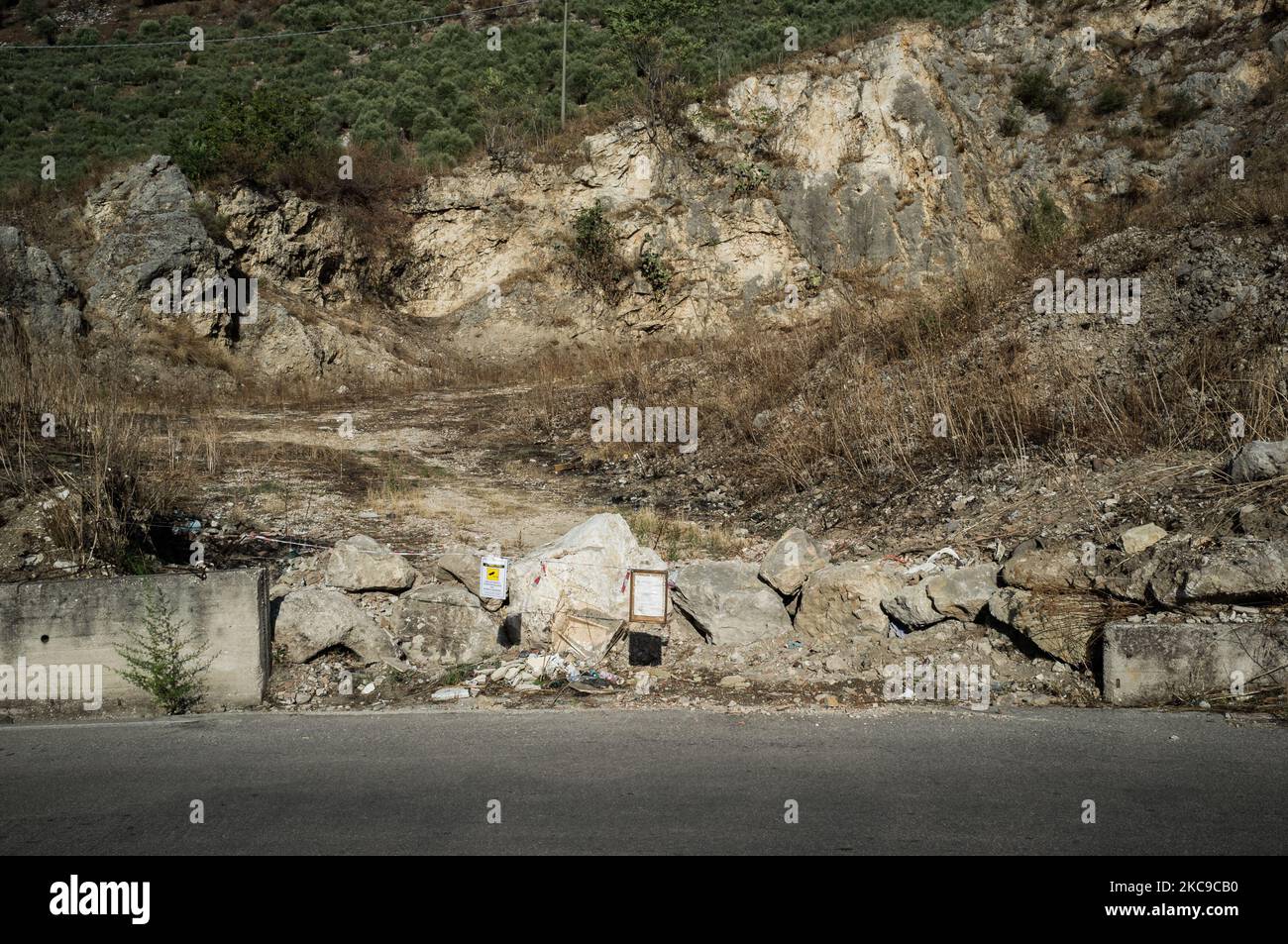 Dieses am 8. September 2019 aufgenommene Foto zeigt einen ehemaligen verlassenen Steinbruch, der gerichtlich beschlagnahmt wurde, weil er zur Deponie giftiger Abfälle in Caserta verwendet wurde. Die „Terra dei Fuochi“ ist ein Gebiet der Region Kampanien zwischen Neapel und Caserta, das als solches durch giftige Abfallbrände und die Auslösung von Abfallbränden gekennzeichnet ist, die sich stark auf die Gesundheit der lokalen Bevölkerung ausgewirkt haben. Die Staatsanwaltschaft von Neapel Nord (Gerichtsgebäude in Aversa) mit dem Istituto Superiore di Sanit hat den schlüssigen Bericht über die Beziehung zwischen der Anwesenheit der unc bestätigt Stockfoto