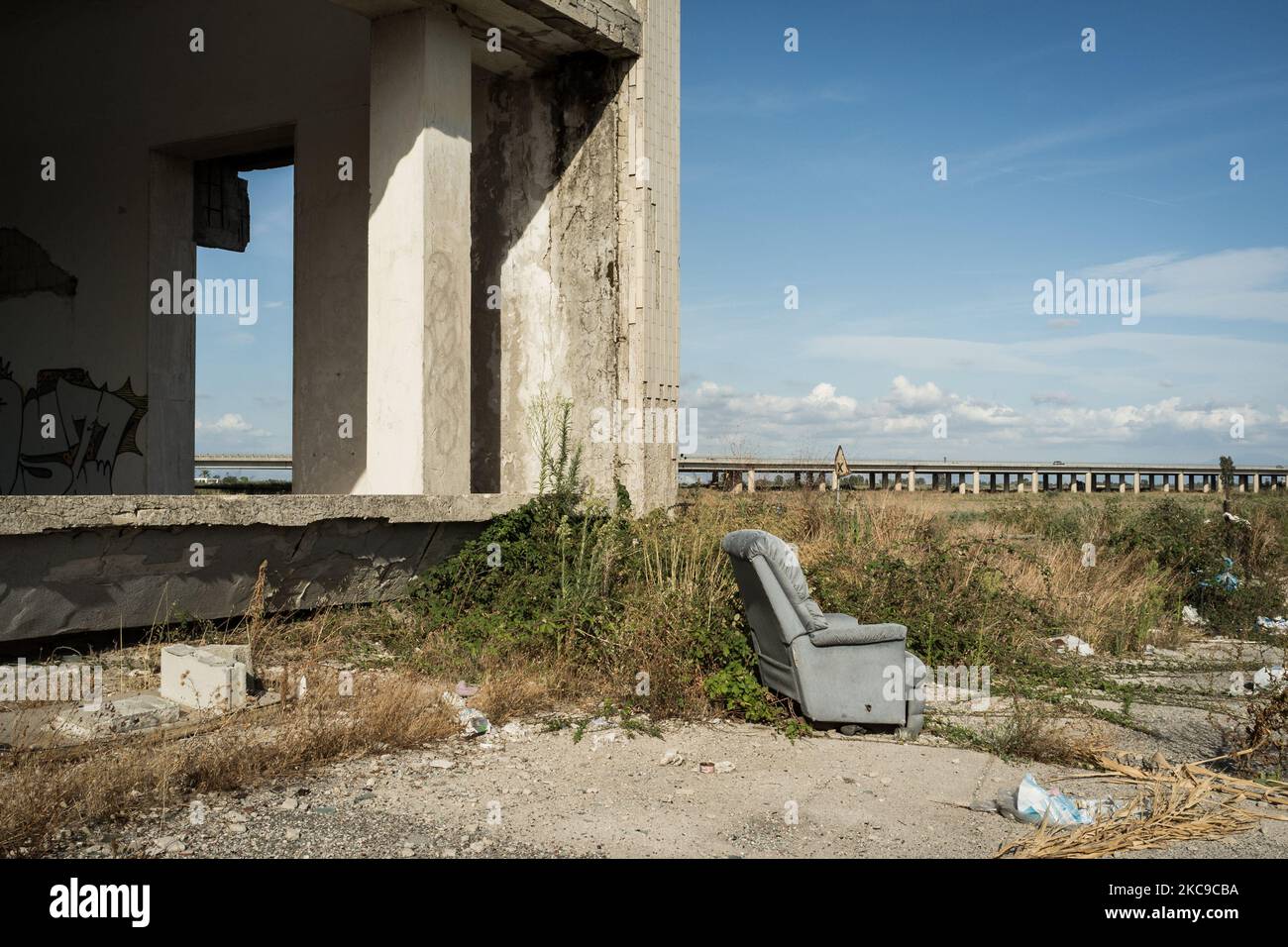 Dieses Foto vom 8. September 2019 zeigt eine illegale Deponie in einem verlassenen Gebäude in Castel Volturno (Caserta). Die „Terra dei Fuochi“ ist ein Gebiet der Region Kampanien zwischen Neapel und Caserta, das als solches durch giftige Abfallbrände und die Auslösung von Abfallbränden gekennzeichnet ist, die sich stark auf die Gesundheit der lokalen Bevölkerung ausgewirkt haben. Die Staatsanwaltschaft von Neapel Nord (Gerichtsgebäude in Aversa) mit dem Istituto Superiore di Sanit hat den schlüssigen Bericht über den Zusammenhang zwischen dem Vorhandensein unkontrollierter Deponien auf dem Territ bestätigt Stockfoto