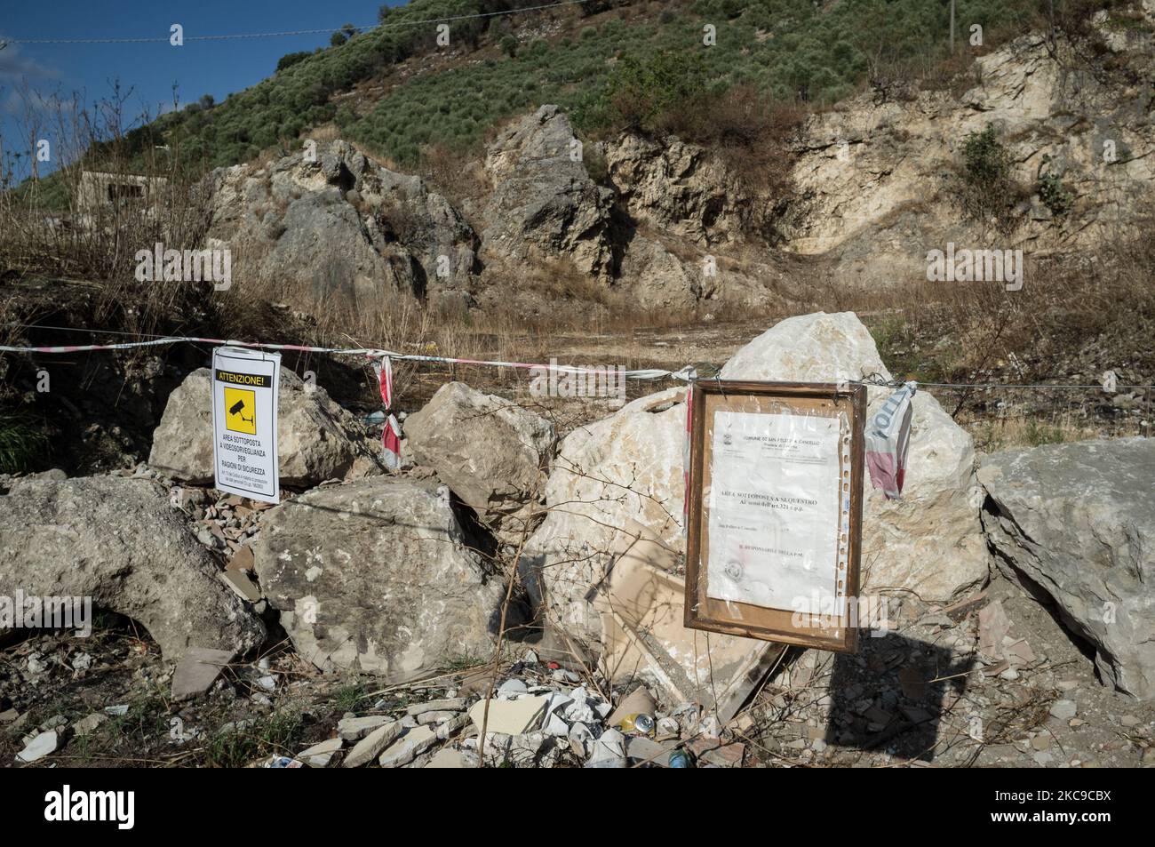 Dieses am 8. September 2019 aufgenommene Foto zeigt einen ehemaligen verlassenen Steinbruch, der gerichtlich beschlagnahmt wurde, weil er zur Deponie giftiger Abfälle in Caserta verwendet wurde. Die „Terra dei Fuochi“ ist ein Gebiet der Region Kampanien zwischen Neapel und Caserta, das als solches durch giftige Abfallbrände und die Auslösung von Abfallbränden gekennzeichnet ist, die sich stark auf die Gesundheit der lokalen Bevölkerung ausgewirkt haben. Die Staatsanwaltschaft von Neapel Nord (Gerichtsgebäude in Aversa) mit dem Istituto Superiore di Sanit hat den schlüssigen Bericht über die Beziehung zwischen der Anwesenheit der unc bestätigt Stockfoto