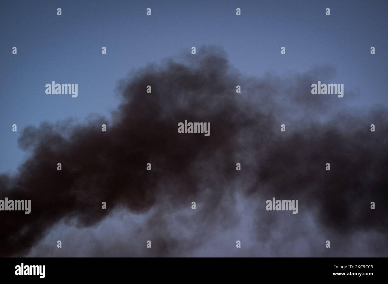 Dieses Foto vom 9. September 2019 zeigt ein giftiges Feuer in der Villa Ricca (Neapel), zwischen der Grenze von Giugliano in Kampanien (Neapel) und der Villa Literno (Caserta) im Zentrum des Terre dei Fuochi „Landes der Feuer“. Das „Land der Brände“ ist ein Gebiet der Region Kampanien zwischen Neapel und Caserta, das als solches von toxischen Abfallbränden und der Entzündung von Abfallbränden berichtet wird, die starke Auswirkungen auf die Gesundheit der lokalen Bevölkerung hatten. Die Staatsanwaltschaft von Neapel Nord (Gerichtsgebäude in Aversa) mit dem Istituto Superiore di Sanità hat das Ergebnis bestätigt Stockfoto