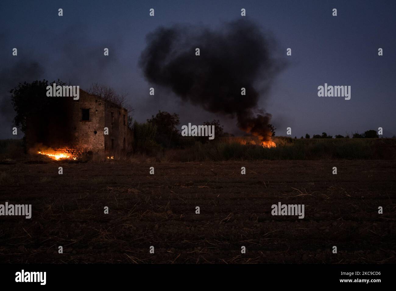 Dieses Foto vom 9. September 2019 zeigt ein giftiges Feuer in der Villa Ricca (Neapel), zwischen der Grenze von Giugliano in Kampanien (Neapel) und der Villa Literno (Caserta) im Zentrum des Terre dei Fuochi „Landes der Feuer“. Das „Land der Brände“ ist ein Gebiet der Region Kampanien zwischen Neapel und Caserta, das als solches von toxischen Abfallbränden und der Entzündung von Abfallbränden berichtet wird, die starke Auswirkungen auf die Gesundheit der lokalen Bevölkerung hatten. Die Staatsanwaltschaft von Neapel Nord (Gerichtsgebäude in Aversa) mit dem Istituto Superiore di Sanità hat das Ergebnis bestätigt Stockfoto