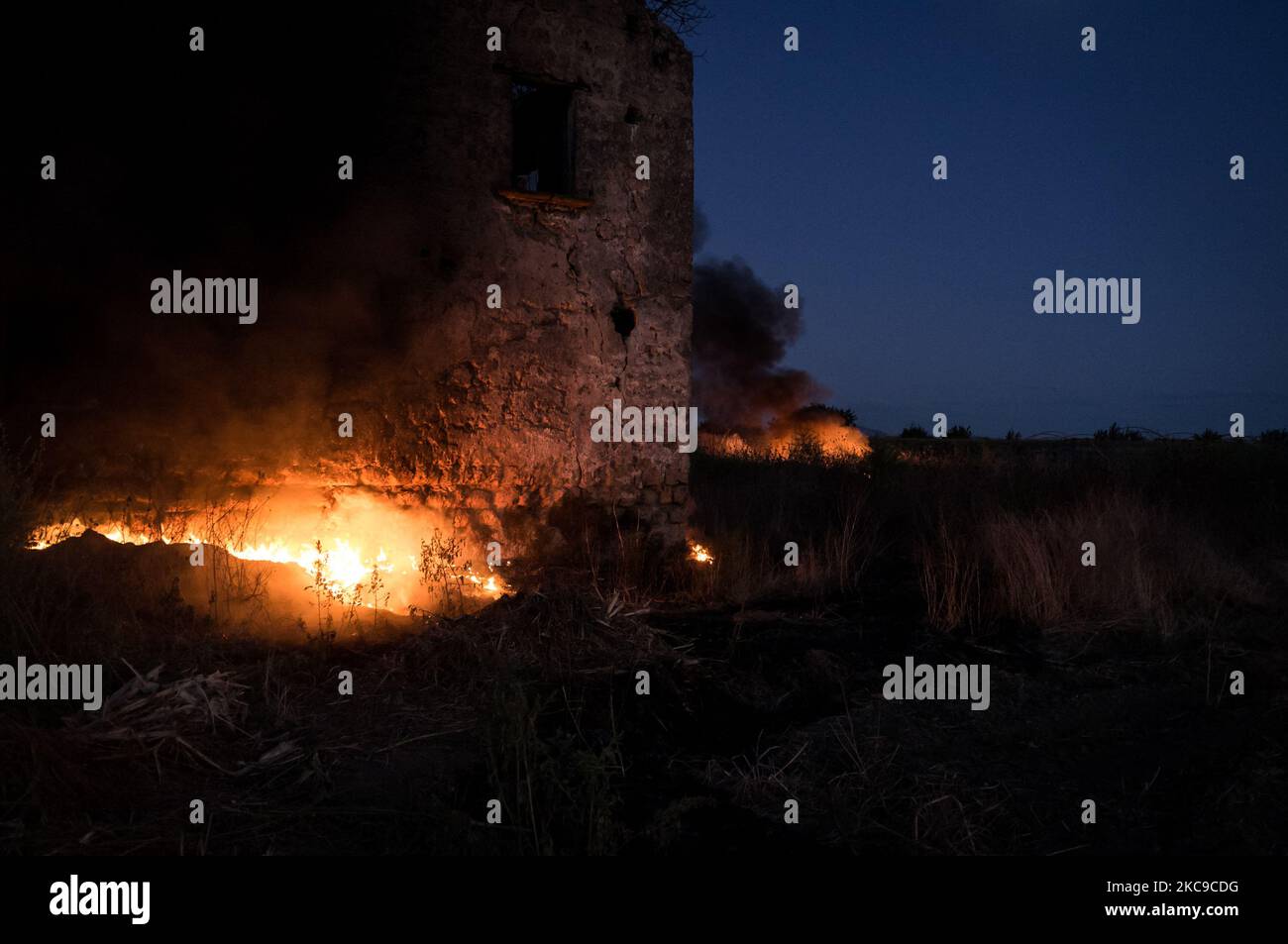 Dieses Foto vom 9. September 2019 zeigt ein giftiges Feuer in der Villa Ricca (Neapel), zwischen der Grenze von Giugliano in Kampanien (Neapel) und der Villa Literno (Caserta) im Zentrum des Terre dei Fuochi „Landes der Feuer“. Das „Land der Brände“ ist ein Gebiet der Region Kampanien zwischen Neapel und Caserta, das als solches von toxischen Abfallbränden und der Entzündung von Abfallbränden berichtet wird, die starke Auswirkungen auf die Gesundheit der lokalen Bevölkerung hatten. Die Staatsanwaltschaft von Neapel Nord (Gerichtsgebäude in Aversa) mit dem Istituto Superiore di Sanità hat das Ergebnis bestätigt Stockfoto