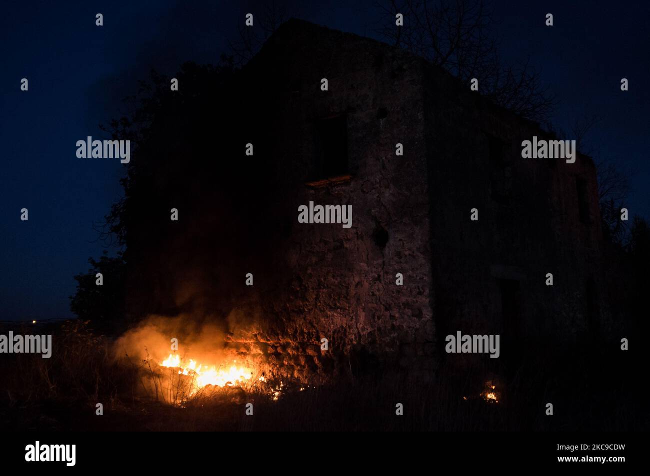 Dieses Foto vom 9. September 2019 zeigt ein giftiges Feuer in der Villa Ricca (Neapel), zwischen der Grenze von Giugliano in Kampanien (Neapel) und der Villa Literno (Caserta) im Zentrum des Terre dei Fuochi „Landes der Feuer“. Das „Land der Brände“ ist ein Gebiet der Region Kampanien zwischen Neapel und Caserta, das als solches von toxischen Abfallbränden und der Entzündung von Abfallbränden berichtet wird, die starke Auswirkungen auf die Gesundheit der lokalen Bevölkerung hatten. Die Staatsanwaltschaft von Neapel Nord (Gerichtsgebäude in Aversa) mit dem Istituto Superiore di Sanità hat das Ergebnis bestätigt Stockfoto
