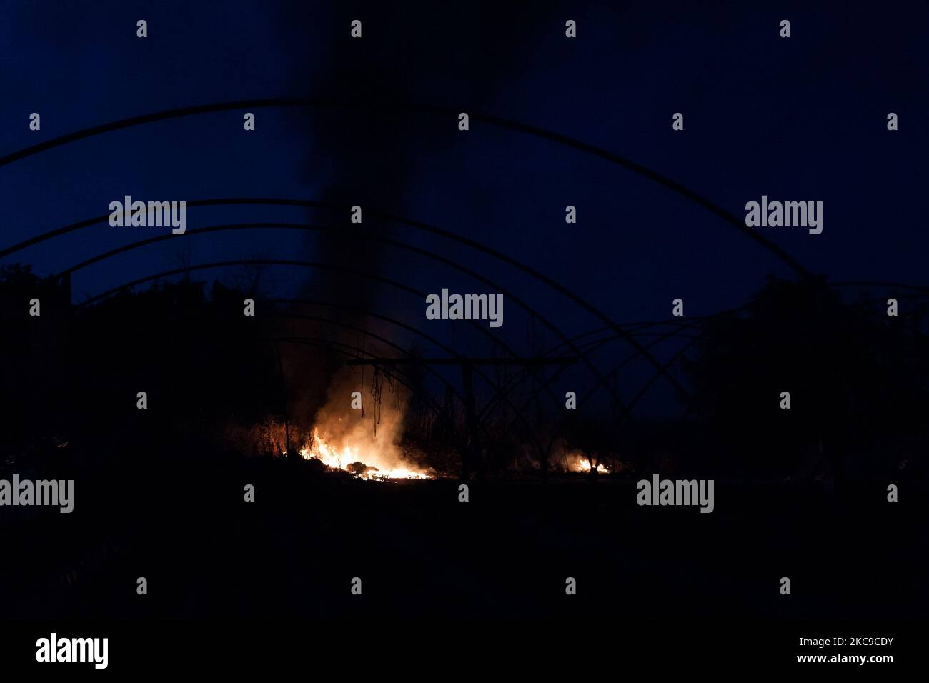 Dieses Foto vom 9. September 2019 zeigt ein giftiges Feuer in der Villa Ricca (Neapel), zwischen der Grenze von Giugliano in Kampanien (Neapel) und der Villa Literno (Caserta) im Zentrum des Terre dei Fuochi „Landes der Feuer“. Das „Land der Brände“ ist ein Gebiet der Region Kampanien zwischen Neapel und Caserta, das als solches von toxischen Abfallbränden und der Entzündung von Abfallbränden berichtet wird, die starke Auswirkungen auf die Gesundheit der lokalen Bevölkerung hatten. Die Staatsanwaltschaft von Neapel Nord (Gerichtsgebäude in Aversa) mit dem Istituto Superiore di Sanità hat das Ergebnis bestätigt Stockfoto