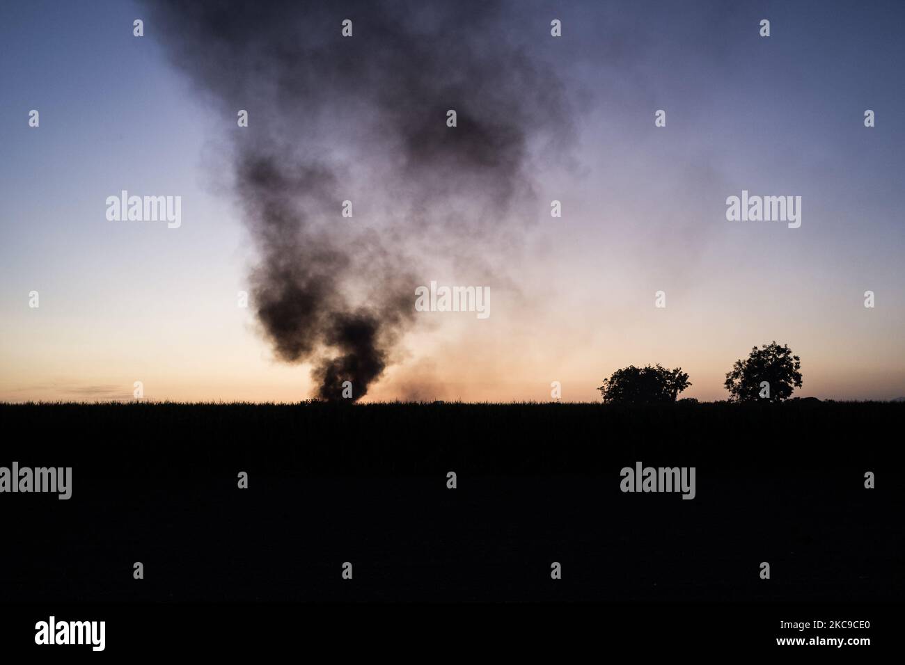 Dieses Foto vom 9. September 2019 zeigt ein giftiges Feuer in der Villa Ricca (Neapel), zwischen der Grenze von Giugliano in Kampanien (Neapel) und der Villa Literno (Caserta) im Zentrum des Terre dei Fuochi „Landes der Feuer“. Das „Land der Brände“ ist ein Gebiet der Region Kampanien zwischen Neapel und Caserta, das als solches von toxischen Abfallbränden und der Entzündung von Abfallbränden berichtet wird, die starke Auswirkungen auf die Gesundheit der lokalen Bevölkerung hatten. Die Staatsanwaltschaft von Neapel Nord (Gerichtsgebäude in Aversa) mit dem Istituto Superiore di Sanità hat das Ergebnis bestätigt Stockfoto