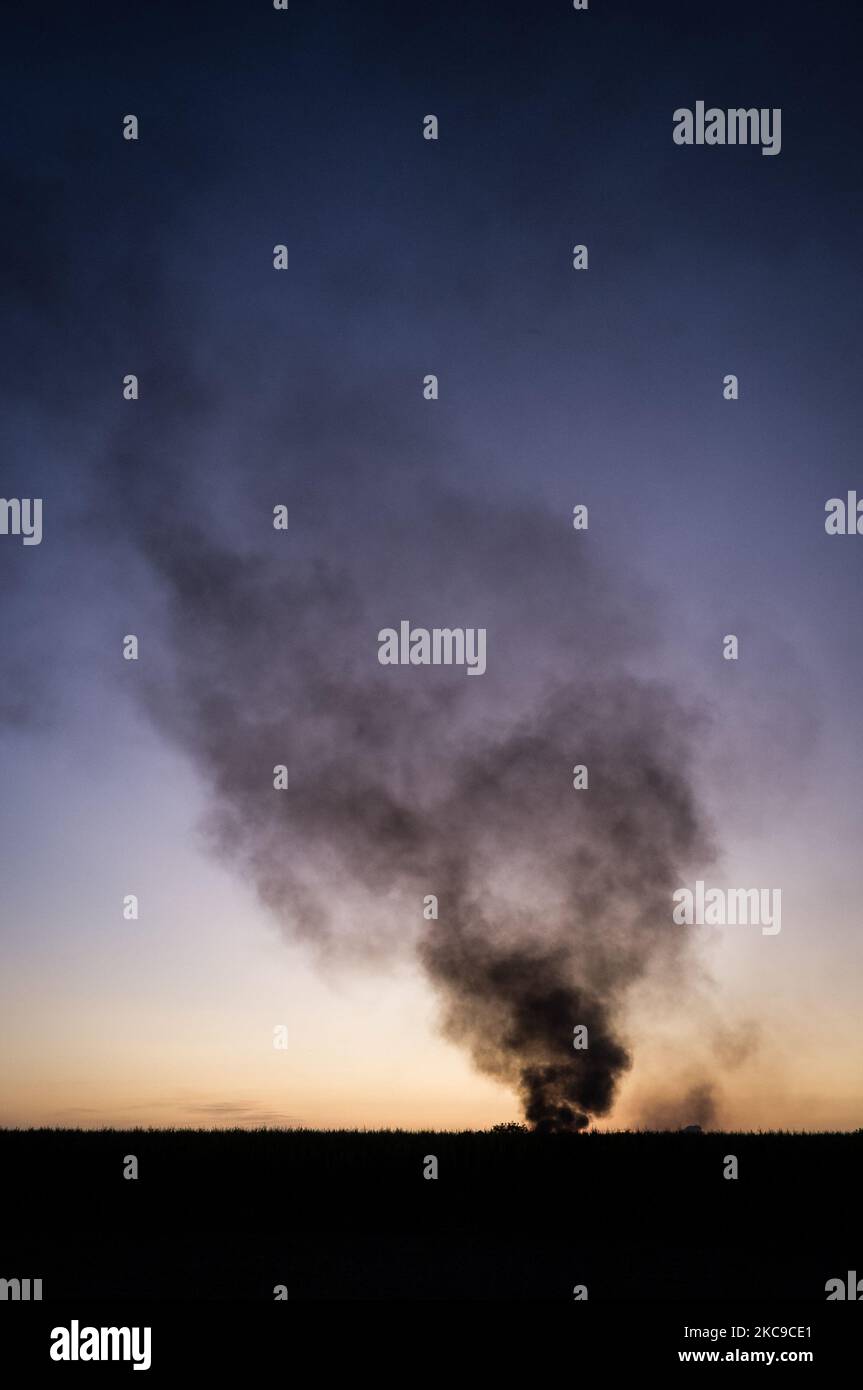 Dieses Foto vom 9. September 2019 zeigt ein giftiges Feuer in der Villa Ricca (Neapel), zwischen der Grenze von Giugliano in Kampanien (Neapel) und der Villa Literno (Caserta) im Zentrum des Terre dei Fuochi „Landes der Feuer“. Das „Land der Brände“ ist ein Gebiet der Region Kampanien zwischen Neapel und Caserta, das als solches von toxischen Abfallbränden und der Entzündung von Abfallbränden berichtet wird, die starke Auswirkungen auf die Gesundheit der lokalen Bevölkerung hatten. Die Staatsanwaltschaft von Neapel Nord (Gerichtsgebäude in Aversa) mit dem Istituto Superiore di Sanità hat das Ergebnis bestätigt Stockfoto