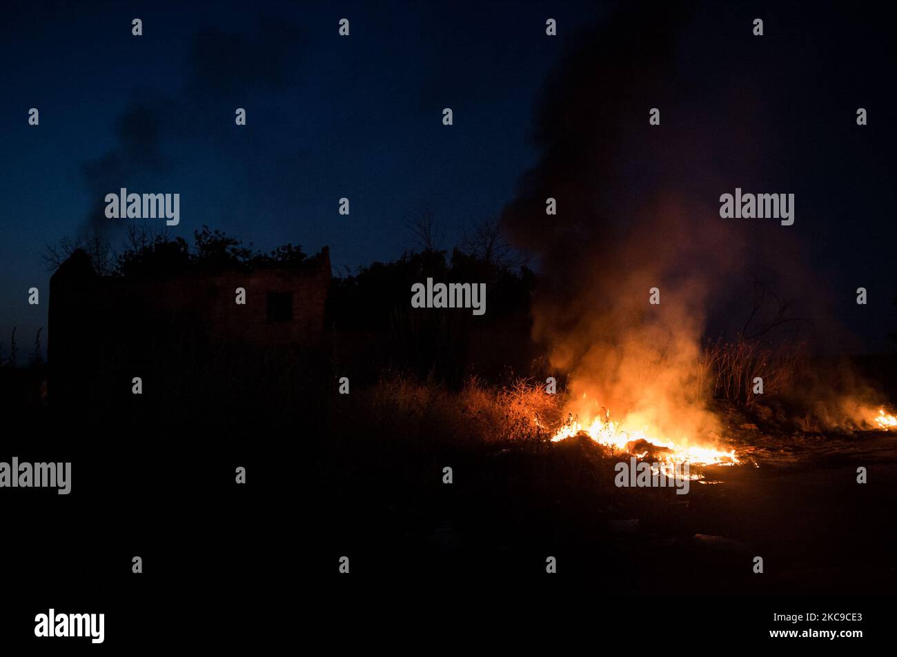 Dieses Foto vom 9. September 2019 zeigt ein giftiges Feuer in der Villa Ricca (Neapel), zwischen der Grenze von Giugliano in Kampanien (Neapel) und der Villa Literno (Caserta) im Zentrum des Terre dei Fuochi „Landes der Feuer“. Das „Land der Brände“ ist ein Gebiet der Region Kampanien zwischen Neapel und Caserta, das als solches von toxischen Abfallbränden und der Entzündung von Abfallbränden berichtet wird, die starke Auswirkungen auf die Gesundheit der lokalen Bevölkerung hatten. Die Staatsanwaltschaft von Neapel Nord (Gerichtsgebäude in Aversa) mit dem Istituto Superiore di Sanità hat das Ergebnis bestätigt Stockfoto