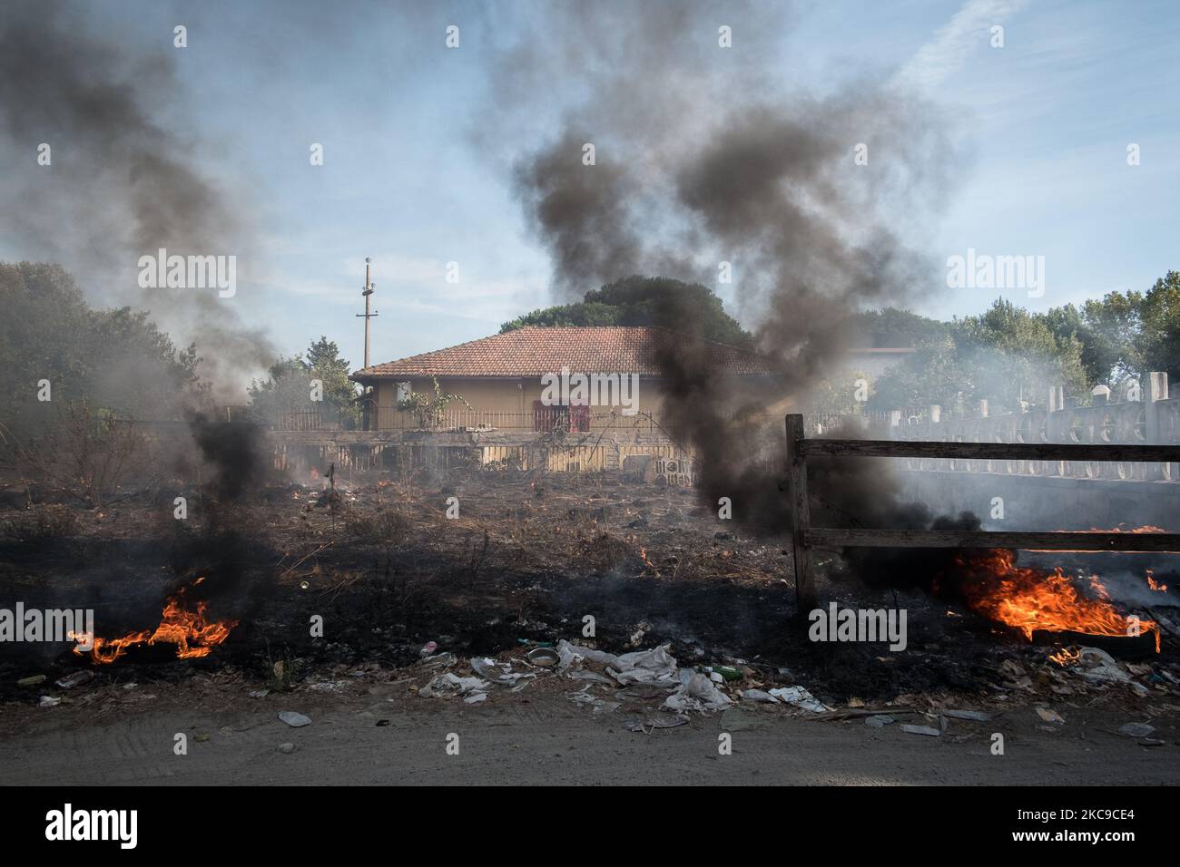 Dieses Foto vom 15. September 2019 zeigt die Überreste eines giftigen Feuers in der Villa Literno (Caserta), einer Folge des Terra dei Fuochi 'Land der Feuer'. Die „Terra dei Fuochi“ ist ein Gebiet der Region Kampanien zwischen Neapel und Caserta, das als solches durch giftige Abfallbrände und die Auslösung von Abfallbränden gekennzeichnet ist, die sich stark auf die Gesundheit der lokalen Bevölkerung ausgewirkt haben. Die Staatsanwaltschaft von Neapel Nord (Gerichtsgebäude in Aversa) mit dem Istituto Superiore di Sanit hat den schlüssigen Bericht über die Beziehung zwischen den Presen bestätigt Stockfoto