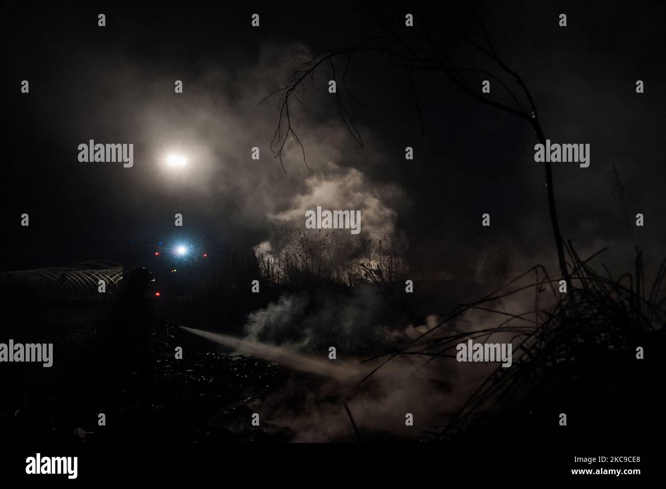 Dieses Foto vom 9. September 2019 zeigt ein giftiges Feuer in der Villa Ricca (Neapel), zwischen der Grenze von Giugliano in Kampanien (Neapel) und der Villa Literno (Caserta) im Zentrum des Terre dei Fuochi „Landes der Feuer“. Das „Land der Brände“ ist ein Gebiet der Region Kampanien zwischen Neapel und Caserta, das als solches von toxischen Abfallbränden und der Entzündung von Abfallbränden berichtet wird, die starke Auswirkungen auf die Gesundheit der lokalen Bevölkerung hatten. Die Staatsanwaltschaft von Neapel Nord (Gerichtsgebäude in Aversa) mit dem Istituto Superiore di Sanità hat das Ergebnis bestätigt Stockfoto