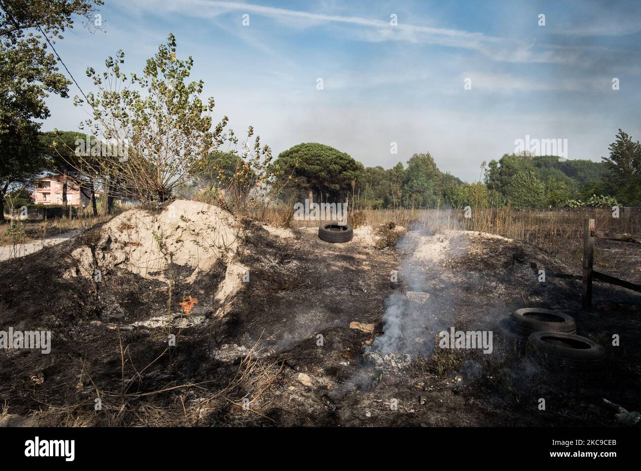 Dieses Foto vom 15. September 2019 zeigt die Überreste eines giftigen Feuers in der Villa Literno (Caserta), einer Folge des Terra dei Fuochi 'Land der Feuer'. Die „Terra dei Fuochi“ ist ein Gebiet der Region Kampanien zwischen Neapel und Caserta, das als solches durch giftige Abfallbrände und die Auslösung von Abfallbränden gekennzeichnet ist, die sich stark auf die Gesundheit der lokalen Bevölkerung ausgewirkt haben. Die Staatsanwaltschaft von Neapel Nord (Gerichtsgebäude in Aversa) mit dem Istituto Superiore di Sanit hat den schlüssigen Bericht über die Beziehung zwischen den Presen bestätigt Stockfoto