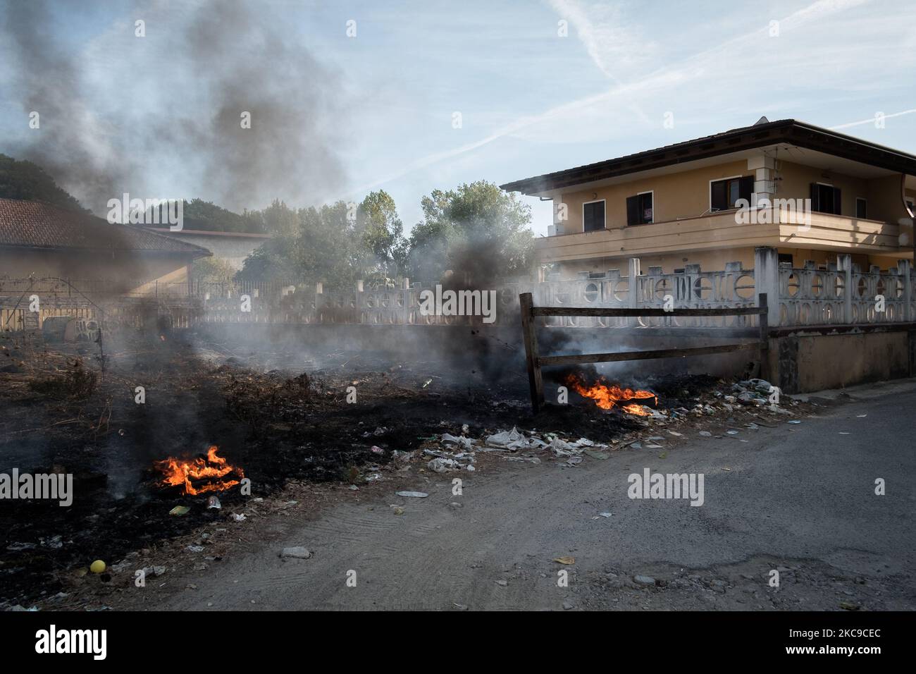 Dieses Foto vom 15. September 2019 zeigt die Überreste eines giftigen Feuers in der Villa Literno (Caserta), einer Folge des Terra dei Fuochi 'Land der Feuer'. Die „Terra dei Fuochi“ ist ein Gebiet der Region Kampanien zwischen Neapel und Caserta, das als solches durch giftige Abfallbrände und die Auslösung von Abfallbränden gekennzeichnet ist, die sich stark auf die Gesundheit der lokalen Bevölkerung ausgewirkt haben. Die Staatsanwaltschaft von Neapel Nord (Gerichtsgebäude in Aversa) mit dem Istituto Superiore di Sanit hat den schlüssigen Bericht über die Beziehung zwischen den Presen bestätigt Stockfoto