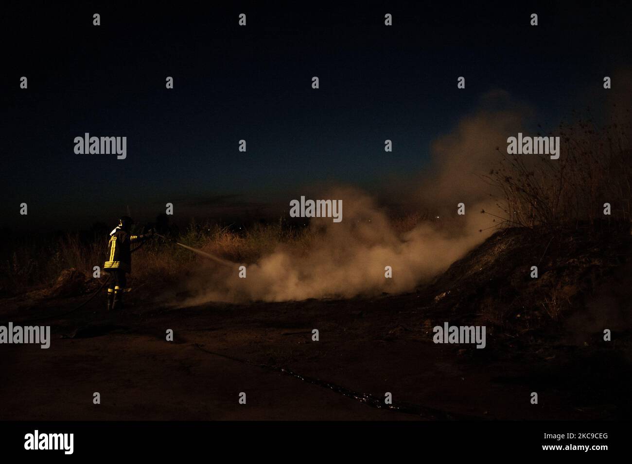 Dieses Foto vom 9. September 2019 zeigt ein giftiges Feuer in der Villa Ricca (Neapel), zwischen der Grenze von Giugliano in Kampanien (Neapel) und der Villa Literno (Caserta) im Zentrum des Terre dei Fuochi „Landes der Feuer“. Das „Land der Brände“ ist ein Gebiet der Region Kampanien zwischen Neapel und Caserta, das als solches von toxischen Abfallbränden und der Entzündung von Abfallbränden berichtet wird, die starke Auswirkungen auf die Gesundheit der lokalen Bevölkerung hatten. Die Staatsanwaltschaft von Neapel Nord (Gerichtsgebäude in Aversa) mit dem Istituto Superiore di Sanità hat das Ergebnis bestätigt Stockfoto