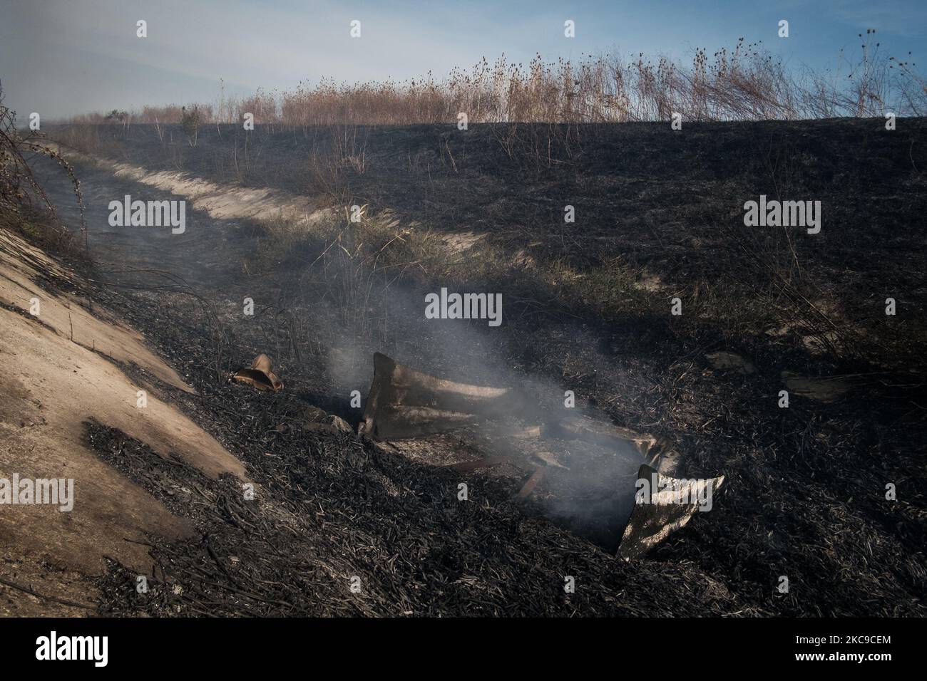 Dieses Foto vom 15. September 2019 zeigt die Überreste eines giftigen Feuers in der Villa Literno (Caserta), einer Folge des Terra dei Fuochi 'Land der Feuer'. Die „Terra dei Fuochi“ ist ein Gebiet der Region Kampanien zwischen Neapel und Caserta, das als solches durch giftige Abfallbrände und die Auslösung von Abfallbränden gekennzeichnet ist, die sich stark auf die Gesundheit der lokalen Bevölkerung ausgewirkt haben. Die Staatsanwaltschaft von Neapel Nord (Gerichtsgebäude in Aversa) mit dem Istituto Superiore di Sanit hat den schlüssigen Bericht über die Beziehung zwischen den Presen bestätigt Stockfoto