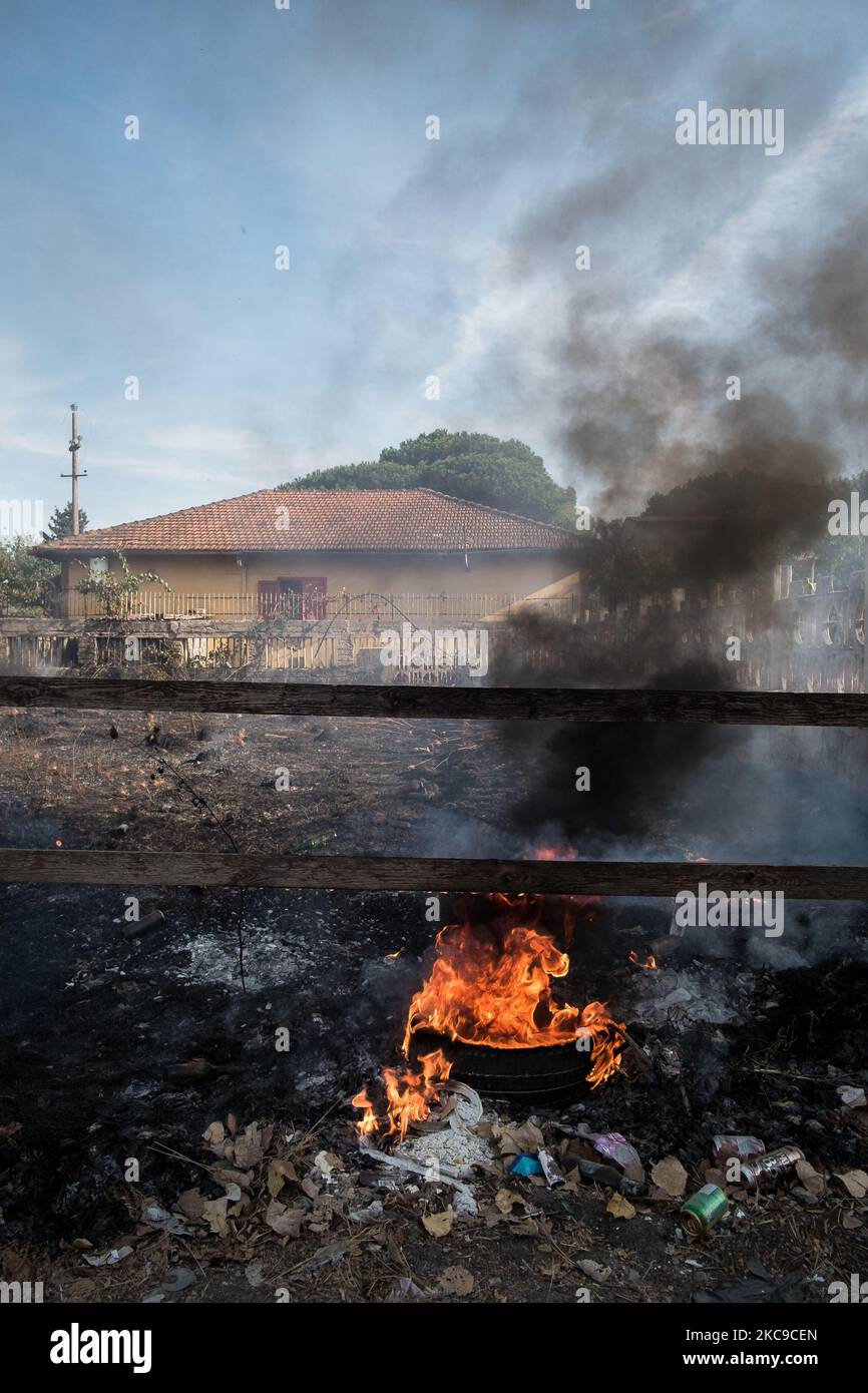 Dieses Foto vom 15. September 2019 zeigt die Überreste eines giftigen Feuers in der Villa Literno (Caserta), einer Folge des Terra dei Fuochi 'Land der Feuer'. Die „Terra dei Fuochi“ ist ein Gebiet der Region Kampanien zwischen Neapel und Caserta, das als solches durch giftige Abfallbrände und die Auslösung von Abfallbränden gekennzeichnet ist, die sich stark auf die Gesundheit der lokalen Bevölkerung ausgewirkt haben. Die Staatsanwaltschaft von Neapel Nord (Gerichtsgebäude in Aversa) mit dem Istituto Superiore di Sanit hat den schlüssigen Bericht über die Beziehung zwischen den Presen bestätigt Stockfoto