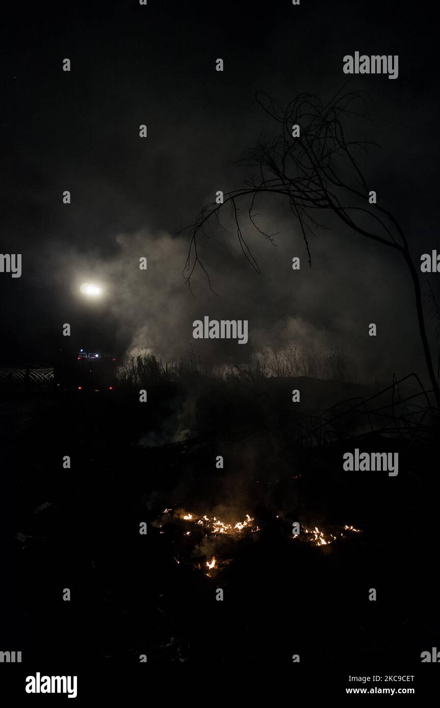Dieses Foto vom 9. September 2019 zeigt ein giftiges Feuer in der Villa Ricca (Neapel), zwischen der Grenze von Giugliano in Kampanien (Neapel) und der Villa Literno (Caserta) im Zentrum des Terre dei Fuochi „Landes der Feuer“. Das „Land der Brände“ ist ein Gebiet der Region Kampanien zwischen Neapel und Caserta, das als solches von toxischen Abfallbränden und der Entzündung von Abfallbränden berichtet wird, die starke Auswirkungen auf die Gesundheit der lokalen Bevölkerung hatten. Die Staatsanwaltschaft von Neapel Nord (Gerichtsgebäude in Aversa) mit dem Istituto Superiore di Sanità hat das Ergebnis bestätigt Stockfoto