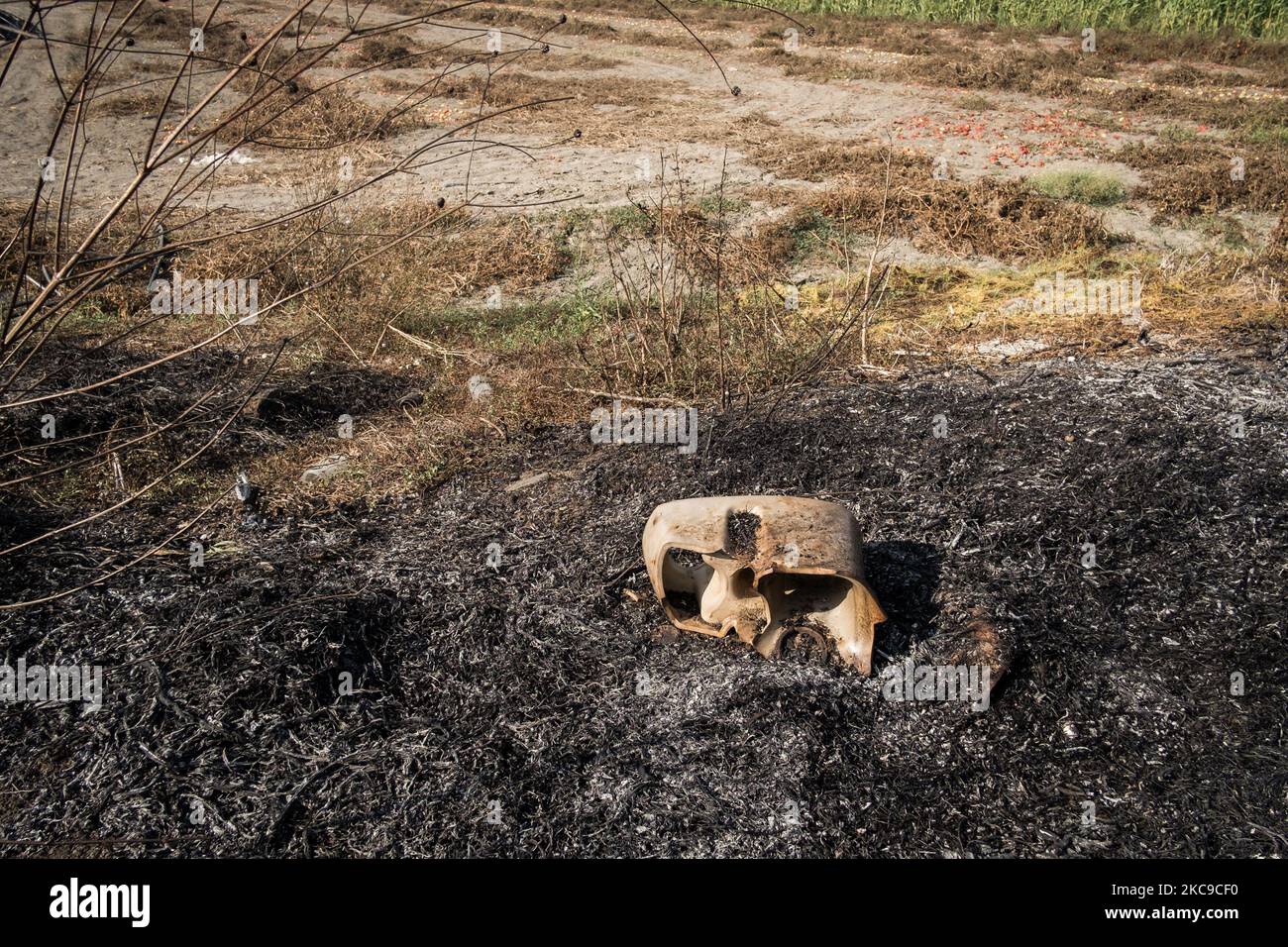 Dieses Foto vom 15. September 2019 zeigt die Überreste eines giftigen Feuers in der Villa Literno (Caserta), einer Folge des Terra dei Fuochi 'Land der Feuer'. Die „Terra dei Fuochi“ ist ein Gebiet der Region Kampanien zwischen Neapel und Caserta, das als solches durch giftige Abfallbrände und die Auslösung von Abfallbränden gekennzeichnet ist, die sich stark auf die Gesundheit der lokalen Bevölkerung ausgewirkt haben. Die Staatsanwaltschaft von Neapel Nord (Gerichtsgebäude in Aversa) mit dem Istituto Superiore di Sanit hat den schlüssigen Bericht über die Beziehung zwischen den Presen bestätigt Stockfoto