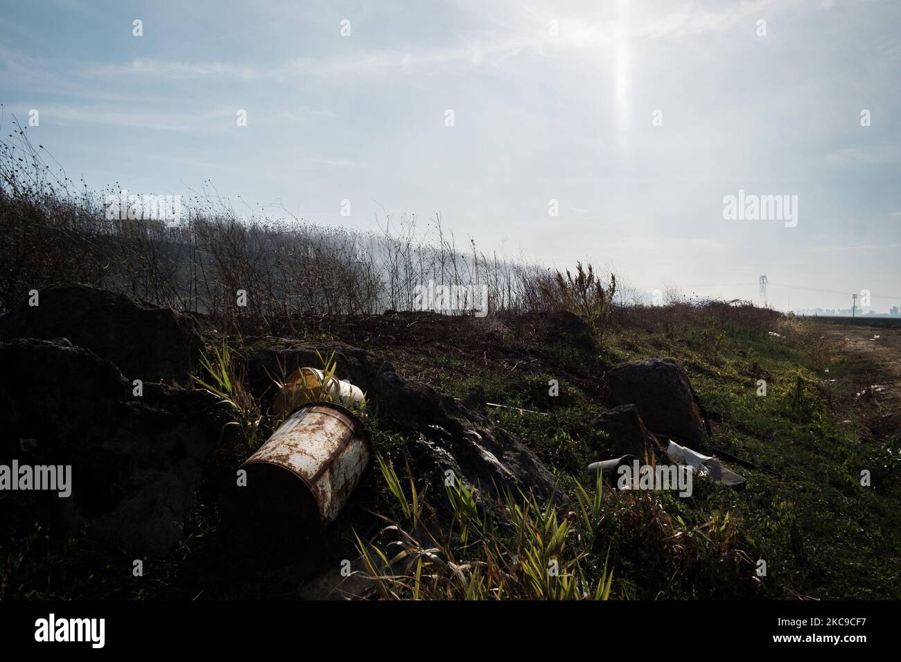 Dieses Foto vom 15. September 2019 zeigt die Überreste eines giftigen Feuers in der Villa Literno (Caserta), einer Folge des Terra dei Fuochi 'Land der Feuer'. Die „Terra dei Fuochi“ ist ein Gebiet der Region Kampanien zwischen Neapel und Caserta, das als solches durch giftige Abfallbrände und die Auslösung von Abfallbränden gekennzeichnet ist, die sich stark auf die Gesundheit der lokalen Bevölkerung ausgewirkt haben. Die Staatsanwaltschaft von Neapel Nord (Gerichtsgebäude in Aversa) mit dem Istituto Superiore di Sanit hat den schlüssigen Bericht über die Beziehung zwischen den Presen bestätigt Stockfoto