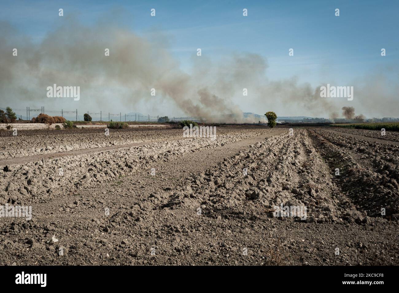 Dieses Foto vom 15. September 2019 zeigt die Überreste eines giftigen Feuers in der Villa Literno (Caserta), einer Folge des Terra dei Fuochi 'Land der Feuer'. Die „Terra dei Fuochi“ ist ein Gebiet der Region Kampanien zwischen Neapel und Caserta, das als solches durch giftige Abfallbrände und die Auslösung von Abfallbränden gekennzeichnet ist, die sich stark auf die Gesundheit der lokalen Bevölkerung ausgewirkt haben. Die Staatsanwaltschaft von Neapel Nord (Gerichtsgebäude in Aversa) mit dem Istituto Superiore di Sanit hat den schlüssigen Bericht über die Beziehung zwischen den Presen bestätigt Stockfoto