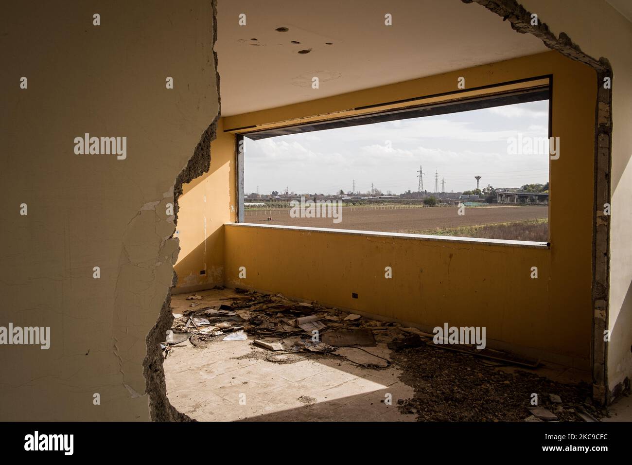 Das Foto zeigt eine ehemalige Bio-Kompost-Fabrik (Eurocompost) in Orta di Atella (Caserta) im Land der Brände 'Terra dei Fuochi', 13. Februar 2020, die mit europäischen Mitteln eröffnet wurde, aber kurz darauf scheiterte und jetzt als Freiluftdeponie genutzt wird. Die Staatsanwaltschaft Neapel Nord (Gerichtsgebäude in Aversa) hat zusammen mit dem Istituto Superiore di Sanità den schlüssigen Bericht über die Beziehung zwischen der Präsenz unkontrollierter Deponien auf dem Gebiet der Gemeinden in den Provinzen Neapel und Caserta, die in die sogenannte „Terra dei Fuochi“ aufgenommen wurden, bestätigt. Und der Beginn von Stockfoto