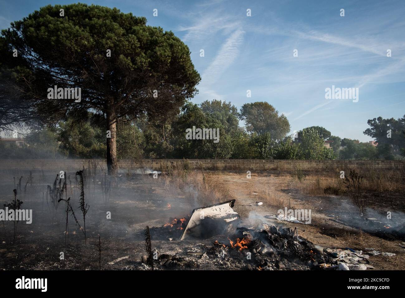 Dieses Foto vom 15. September 2019 zeigt die Überreste eines giftigen Feuers in der Villa Literno (Caserta), einer Folge des Terra dei Fuochi 'Land der Feuer'. Die „Terra dei Fuochi“ ist ein Gebiet der Region Kampanien zwischen Neapel und Caserta, das als solches durch giftige Abfallbrände und die Auslösung von Abfallbränden gekennzeichnet ist, die sich stark auf die Gesundheit der lokalen Bevölkerung ausgewirkt haben. Die Staatsanwaltschaft von Neapel Nord (Gerichtsgebäude in Aversa) mit dem Istituto Superiore di Sanit hat den schlüssigen Bericht über die Beziehung zwischen den Presen bestätigt Stockfoto