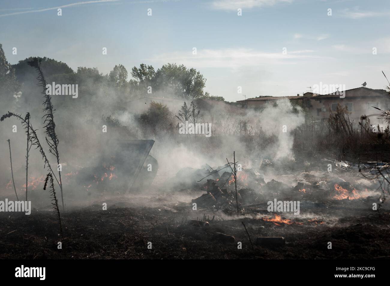 Dieses Foto vom 15. September 2019 zeigt die Überreste eines giftigen Feuers in der Villa Literno (Caserta), einer Folge des Terra dei Fuochi 'Land der Feuer'. Die „Terra dei Fuochi“ ist ein Gebiet der Region Kampanien zwischen Neapel und Caserta, das als solches durch giftige Abfallbrände und die Auslösung von Abfallbränden gekennzeichnet ist, die sich stark auf die Gesundheit der lokalen Bevölkerung ausgewirkt haben. Die Staatsanwaltschaft von Neapel Nord (Gerichtsgebäude in Aversa) mit dem Istituto Superiore di Sanit hat den schlüssigen Bericht über die Beziehung zwischen den Presen bestätigt Stockfoto