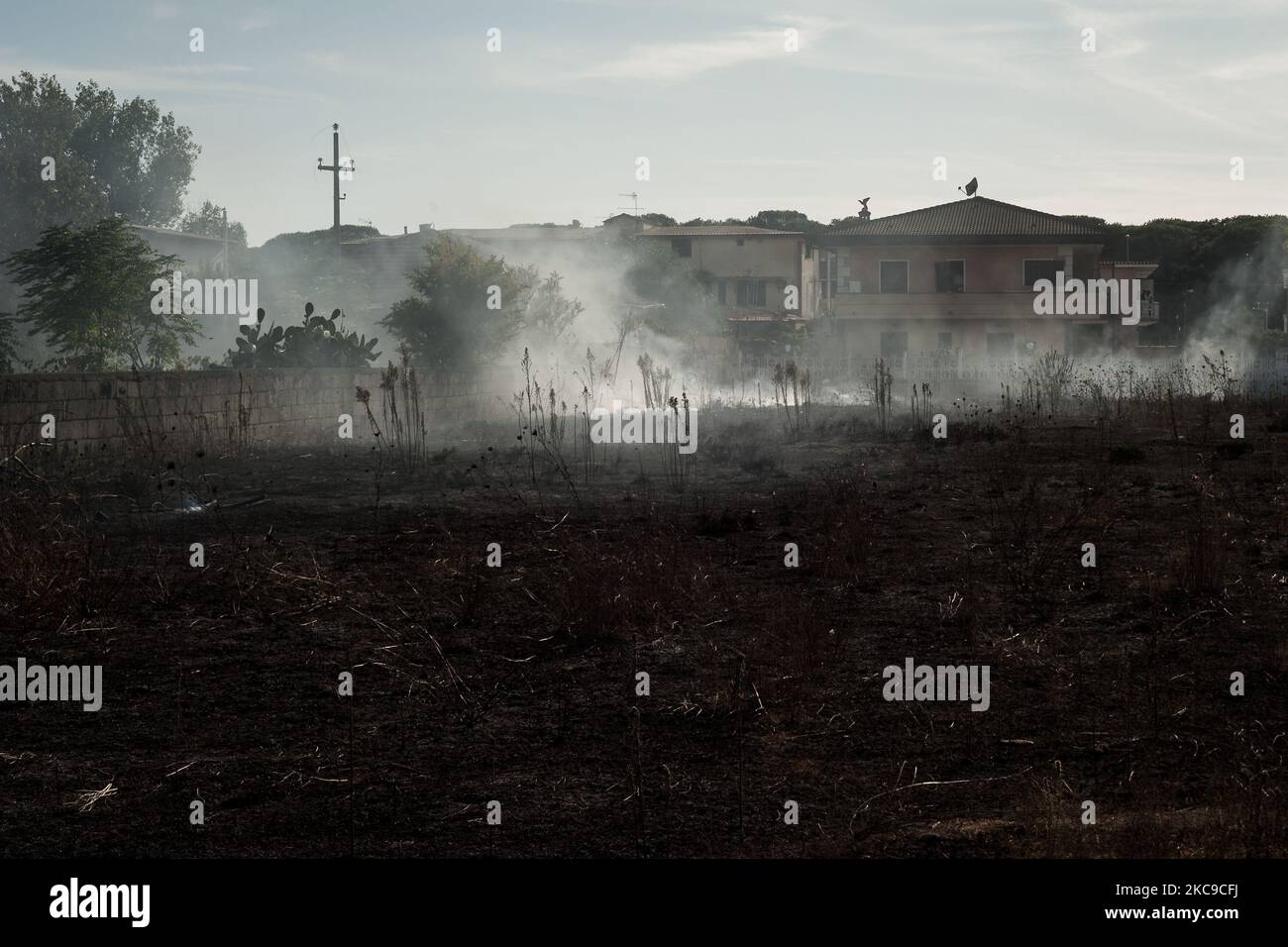 Dieses Foto vom 15. September 2019 zeigt die Überreste eines giftigen Feuers in der Villa Literno (Caserta), einer Folge des Terra dei Fuochi 'Land der Feuer'. Die „Terra dei Fuochi“ ist ein Gebiet der Region Kampanien zwischen Neapel und Caserta, das als solches durch giftige Abfallbrände und die Auslösung von Abfallbränden gekennzeichnet ist, die sich stark auf die Gesundheit der lokalen Bevölkerung ausgewirkt haben. Die Staatsanwaltschaft von Neapel Nord (Gerichtsgebäude in Aversa) mit dem Istituto Superiore di Sanit hat den schlüssigen Bericht über die Beziehung zwischen den Presen bestätigt Stockfoto