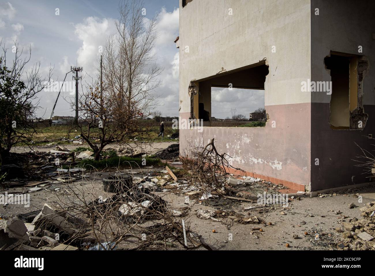 Das Foto zeigt eine ehemalige Bio-Kompost-Fabrik (Eurocompost) in Orta di Atella (Caserta) im Land der Brände 'Terra dei Fuochi', 13. Februar 2020, die mit europäischen Mitteln eröffnet wurde, aber kurz darauf scheiterte und jetzt als Freiluftdeponie genutzt wird. Die Staatsanwaltschaft Neapel Nord (Gerichtsgebäude in Aversa) hat zusammen mit dem Istituto Superiore di Sanità den schlüssigen Bericht über die Beziehung zwischen der Präsenz unkontrollierter Deponien auf dem Gebiet der Gemeinden in den Provinzen Neapel und Caserta, die in die sogenannte „Terra dei Fuochi“ aufgenommen wurden, bestätigt. Und der Beginn von Stockfoto