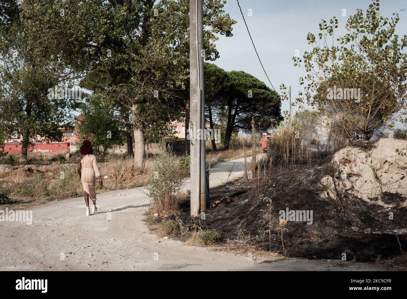 Dieses Foto vom 15. September 2019 zeigt die Überreste eines giftigen Feuers in der Villa Literno (Caserta), einer Folge des Terra dei Fuochi 'Land der Feuer'. Die „Terra dei Fuochi“ ist ein Gebiet der Region Kampanien zwischen Neapel und Caserta, das als solches durch giftige Abfallbrände und die Auslösung von Abfallbränden gekennzeichnet ist, die sich stark auf die Gesundheit der lokalen Bevölkerung ausgewirkt haben. Die Staatsanwaltschaft von Neapel Nord (Gerichtsgebäude in Aversa) mit dem Istituto Superiore di Sanit hat den schlüssigen Bericht über die Beziehung zwischen den Presen bestätigt Stockfoto