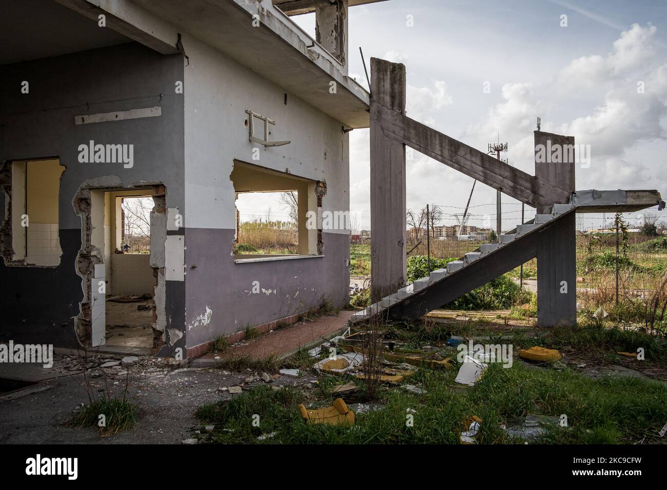 Das Foto zeigt eine ehemalige Bio-Kompost-Fabrik (Eurocompost) in Orta di Atella (Caserta) im Land der Brände 'Terra dei Fuochi', 13. Februar 2020, die mit europäischen Mitteln eröffnet wurde, aber kurz darauf scheiterte und jetzt als Freiluftdeponie genutzt wird. Die Staatsanwaltschaft Neapel Nord (Gerichtsgebäude in Aversa) hat zusammen mit dem Istituto Superiore di Sanità den schlüssigen Bericht über die Beziehung zwischen der Präsenz unkontrollierter Deponien auf dem Gebiet der Gemeinden in den Provinzen Neapel und Caserta, die in die sogenannte „Terra dei Fuochi“ aufgenommen wurden, bestätigt. Und der Beginn von Stockfoto
