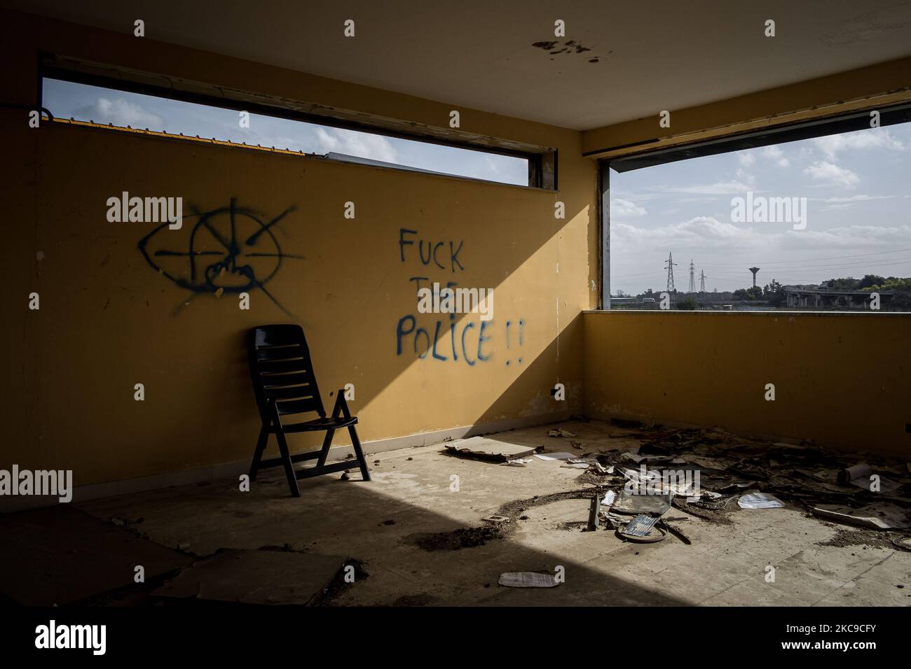 Das Foto zeigt eine ehemalige Bio-Kompost-Fabrik (Eurocompost) in Orta di Atella (Caserta) im Land der Brände 'Terra dei Fuochi', 13. Februar 2020, die mit europäischen Mitteln eröffnet wurde, aber kurz darauf scheiterte und jetzt als Freiluftdeponie genutzt wird. Die Staatsanwaltschaft Neapel Nord (Gerichtsgebäude in Aversa) hat zusammen mit dem Istituto Superiore di Sanità den schlüssigen Bericht über die Beziehung zwischen der Präsenz unkontrollierter Deponien auf dem Gebiet der Gemeinden in den Provinzen Neapel und Caserta, die in die sogenannte „Terra dei Fuochi“ aufgenommen wurden, bestätigt. Und der Beginn von Stockfoto