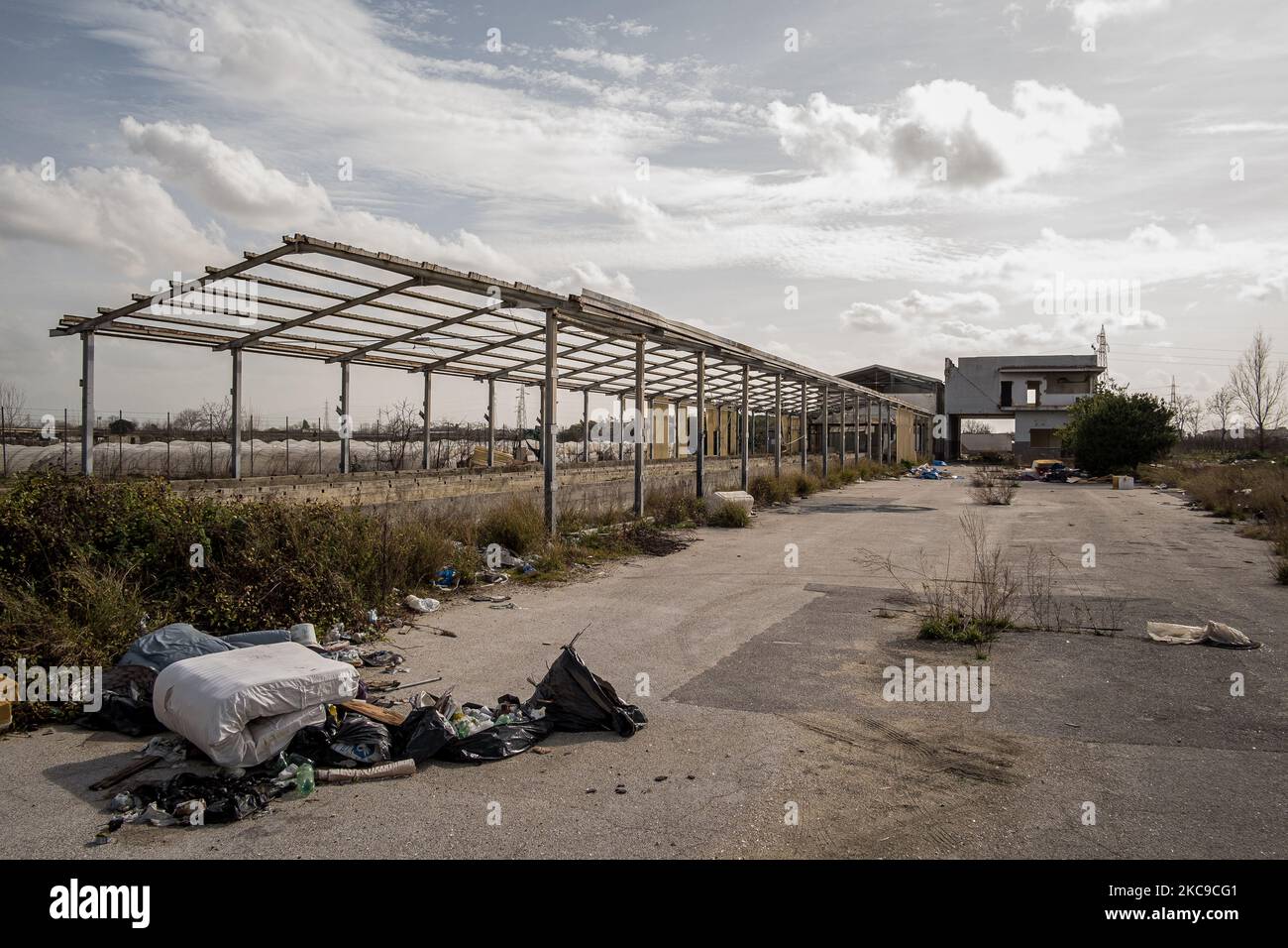 Das Foto zeigt eine ehemalige Bio-Kompost-Fabrik (Eurocompost) in Orta di Atella (Caserta) im Land der Brände 'Terra dei Fuochi', 13. Februar 2020, die mit europäischen Mitteln eröffnet wurde, aber kurz darauf scheiterte und jetzt als Freiluftdeponie genutzt wird. Die Staatsanwaltschaft Neapel Nord (Gerichtsgebäude in Aversa) hat zusammen mit dem Istituto Superiore di Sanità den schlüssigen Bericht über die Beziehung zwischen der Präsenz unkontrollierter Deponien auf dem Gebiet der Gemeinden in den Provinzen Neapel und Caserta, die in die sogenannte „Terra dei Fuochi“ aufgenommen wurden, bestätigt. Und der Beginn von Stockfoto