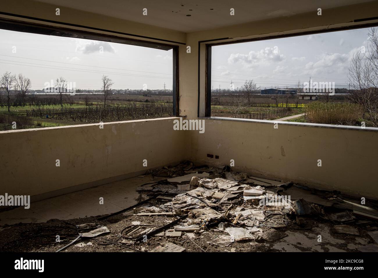 Das Foto zeigt eine ehemalige Bio-Kompost-Fabrik (Eurocompost) in Orta di Atella (Caserta) im Land der Brände 'Terra dei Fuochi', 13. Februar 2020, die mit europäischen Mitteln eröffnet wurde, aber kurz darauf scheiterte und jetzt als Freiluftdeponie genutzt wird. Die Staatsanwaltschaft Neapel Nord (Gerichtsgebäude in Aversa) hat zusammen mit dem Istituto Superiore di Sanità den schlüssigen Bericht über die Beziehung zwischen der Präsenz unkontrollierter Deponien auf dem Gebiet der Gemeinden in den Provinzen Neapel und Caserta, die in die sogenannte „Terra dei Fuochi“ aufgenommen wurden, bestätigt. Und der Beginn von Stockfoto