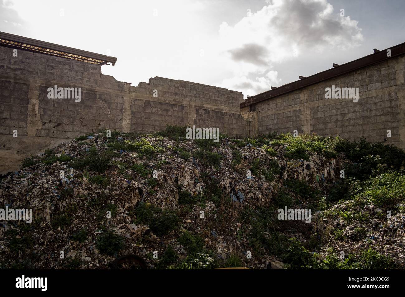 Das Foto zeigt eine ehemalige Bio-Kompost-Fabrik (Eurocompost) in Orta di Atella (Caserta) im Land der Brände 'Terra dei Fuochi', 13. Februar 2020, die mit europäischen Mitteln eröffnet wurde, aber kurz darauf scheiterte und jetzt als Freiluftdeponie genutzt wird. Die Staatsanwaltschaft Neapel Nord (Gerichtsgebäude in Aversa) hat zusammen mit dem Istituto Superiore di Sanità den schlüssigen Bericht über die Beziehung zwischen der Präsenz unkontrollierter Deponien auf dem Gebiet der Gemeinden in den Provinzen Neapel und Caserta, die in die sogenannte „Terra dei Fuochi“ aufgenommen wurden, bestätigt. Und der Beginn von Stockfoto