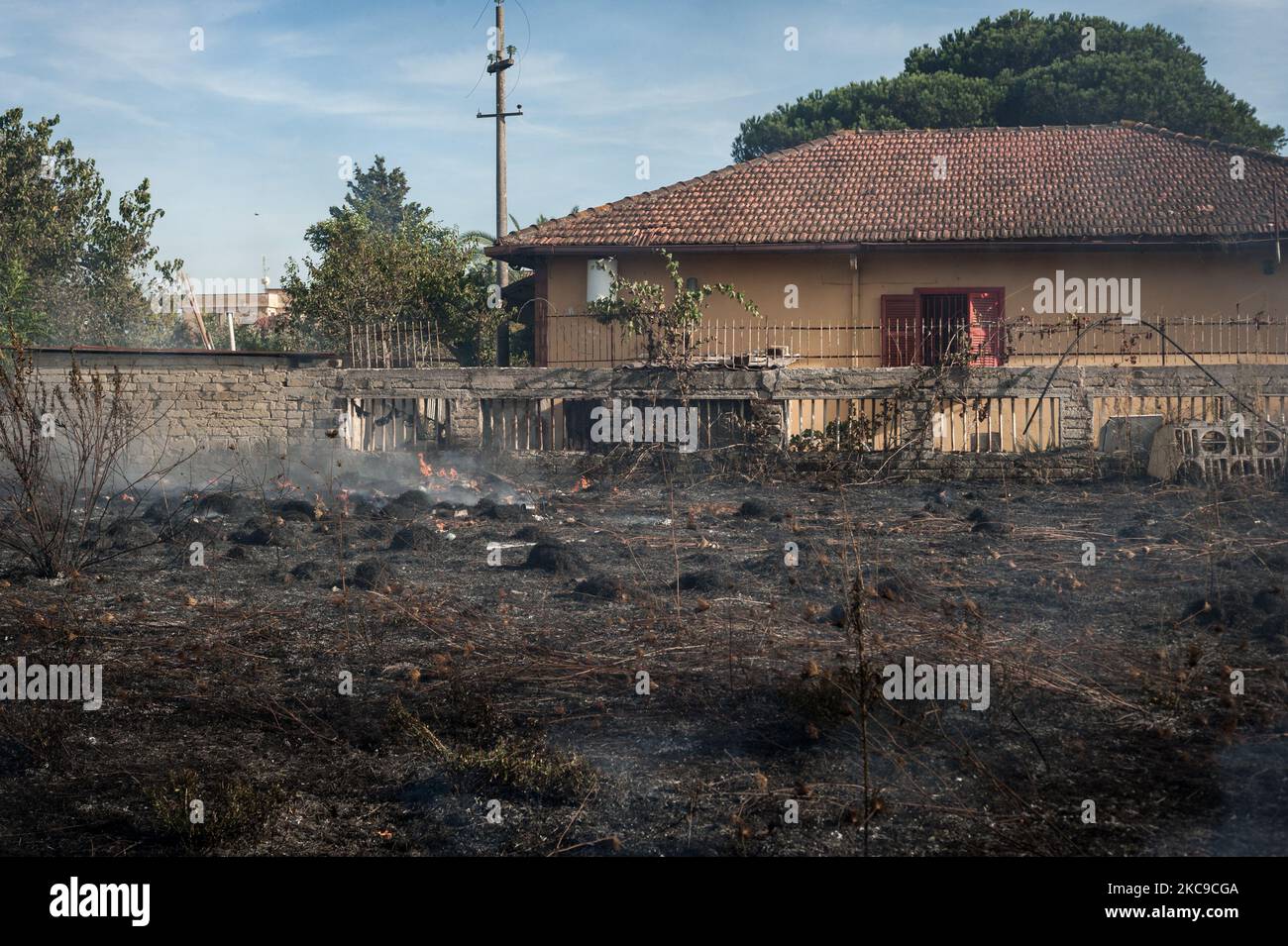 Dieses Foto vom 15. September 2019 zeigt die Überreste eines giftigen Feuers in der Villa Literno (Caserta), einer Folge des Terra dei Fuochi 'Land der Feuer'. Die „Terra dei Fuochi“ ist ein Gebiet der Region Kampanien zwischen Neapel und Caserta, das als solches durch giftige Abfallbrände und die Auslösung von Abfallbränden gekennzeichnet ist, die sich stark auf die Gesundheit der lokalen Bevölkerung ausgewirkt haben. Die Staatsanwaltschaft von Neapel Nord (Gerichtsgebäude in Aversa) mit dem Istituto Superiore di Sanit hat den schlüssigen Bericht über die Beziehung zwischen den Presen bestätigt Stockfoto