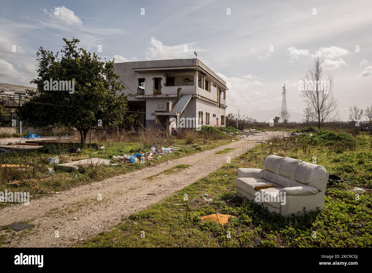 Das Foto zeigt eine ehemalige Bio-Kompost-Fabrik (Eurocompost) in Orta di Atella (Caserta) im Land der Brände 'Terra dei Fuochi', 13. Februar 2020, die mit europäischen Mitteln eröffnet wurde, aber kurz darauf scheiterte und jetzt als Freiluftdeponie genutzt wird. Die Staatsanwaltschaft Neapel Nord (Gerichtsgebäude in Aversa) hat zusammen mit dem Istituto Superiore di Sanità den schlüssigen Bericht über die Beziehung zwischen der Präsenz unkontrollierter Deponien auf dem Gebiet der Gemeinden in den Provinzen Neapel und Caserta, die in die sogenannte „Terra dei Fuochi“ aufgenommen wurden, bestätigt. Und der Beginn von Stockfoto