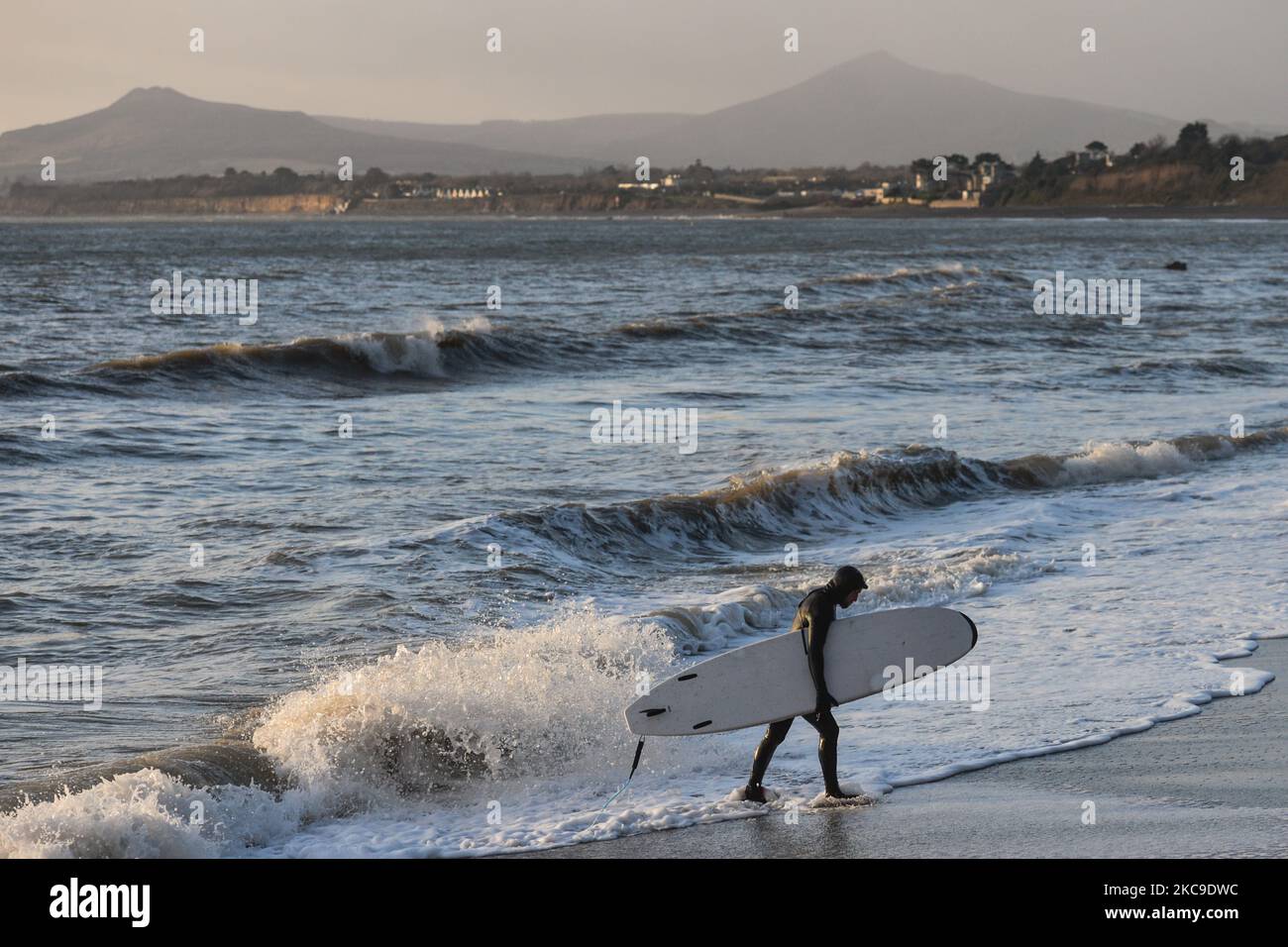 Ein Surfer beendet sein Surftraining am White Rock Beach in Killiney, Dublin, während der Stufe 5 COVID-19 Lockdown. Am Dienstag, den 16. Februar 2021, in Dublin, Irland. (Foto von Artur Widak/NurPhoto) Stockfoto